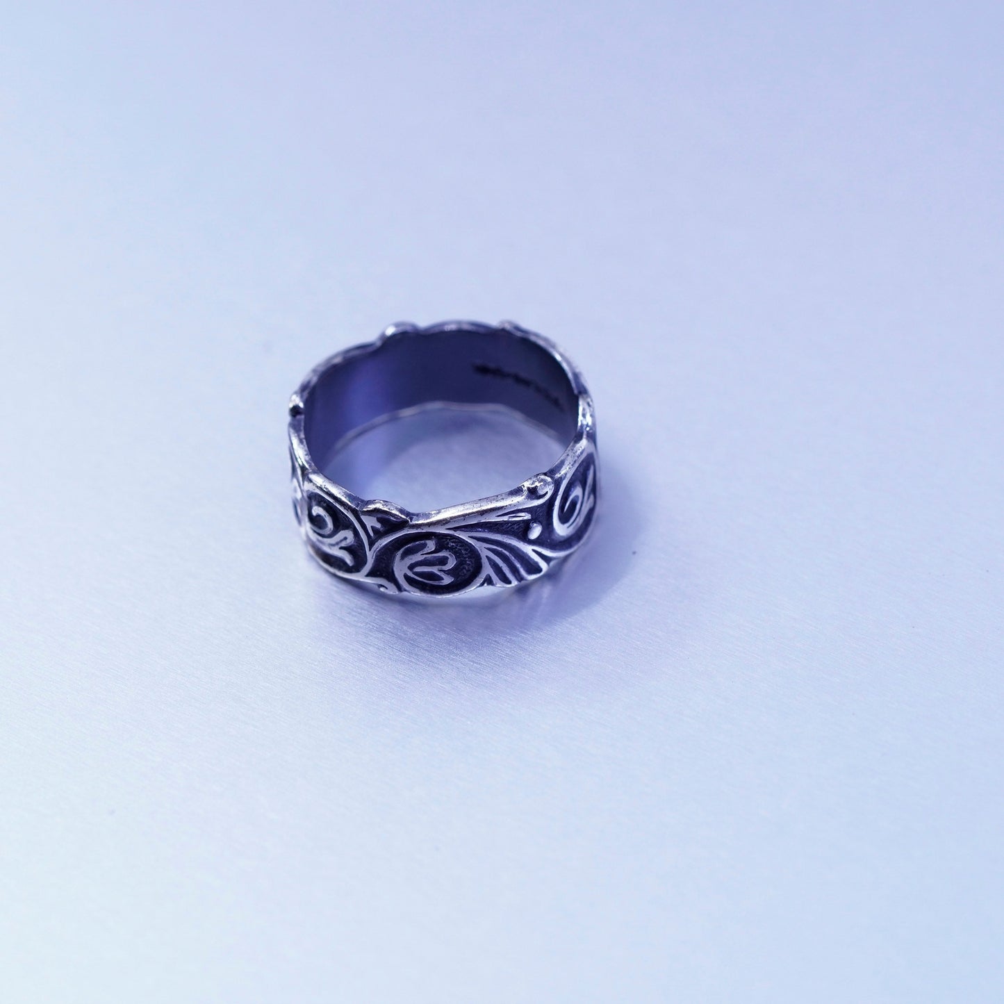 Size 8, vintage Native American Sterling 925 silver handmade ring, swirly band