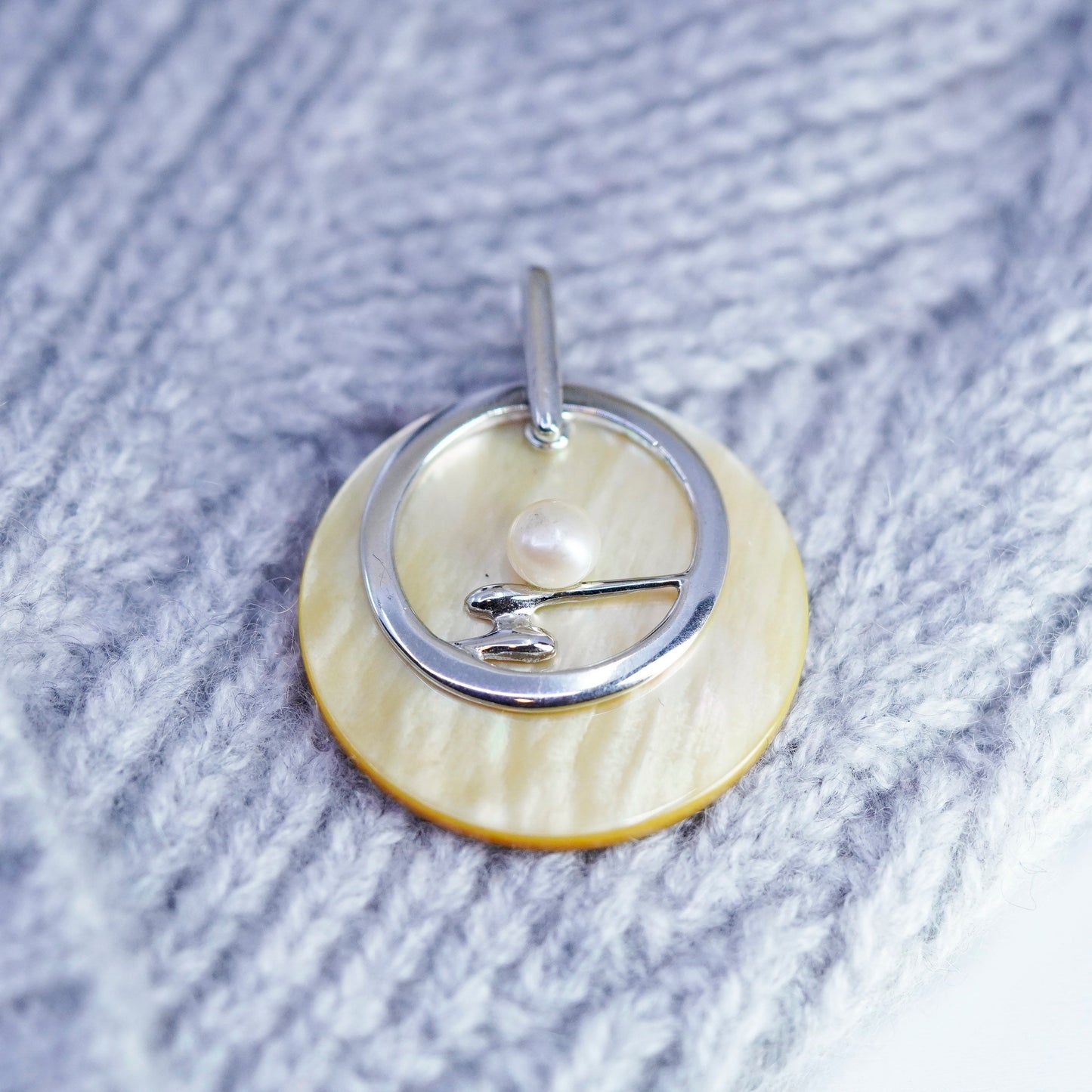 Vintage sterling 925 silver pendant with round golden mother of pearl and pearl