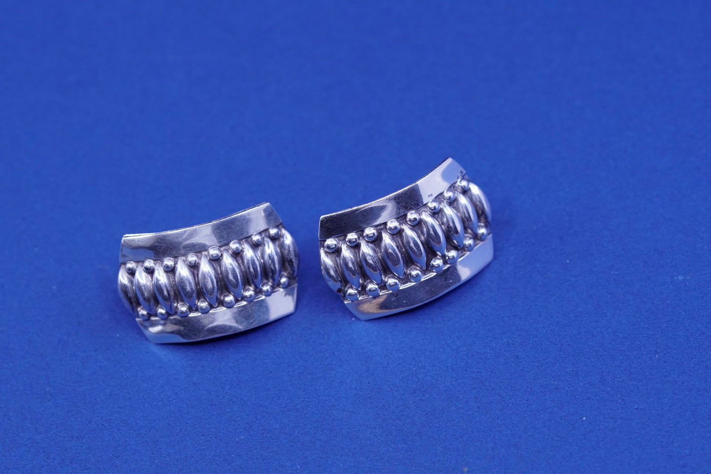mexico Sterling silver screw back earrings, Modern 925 ribbed curvy screw on