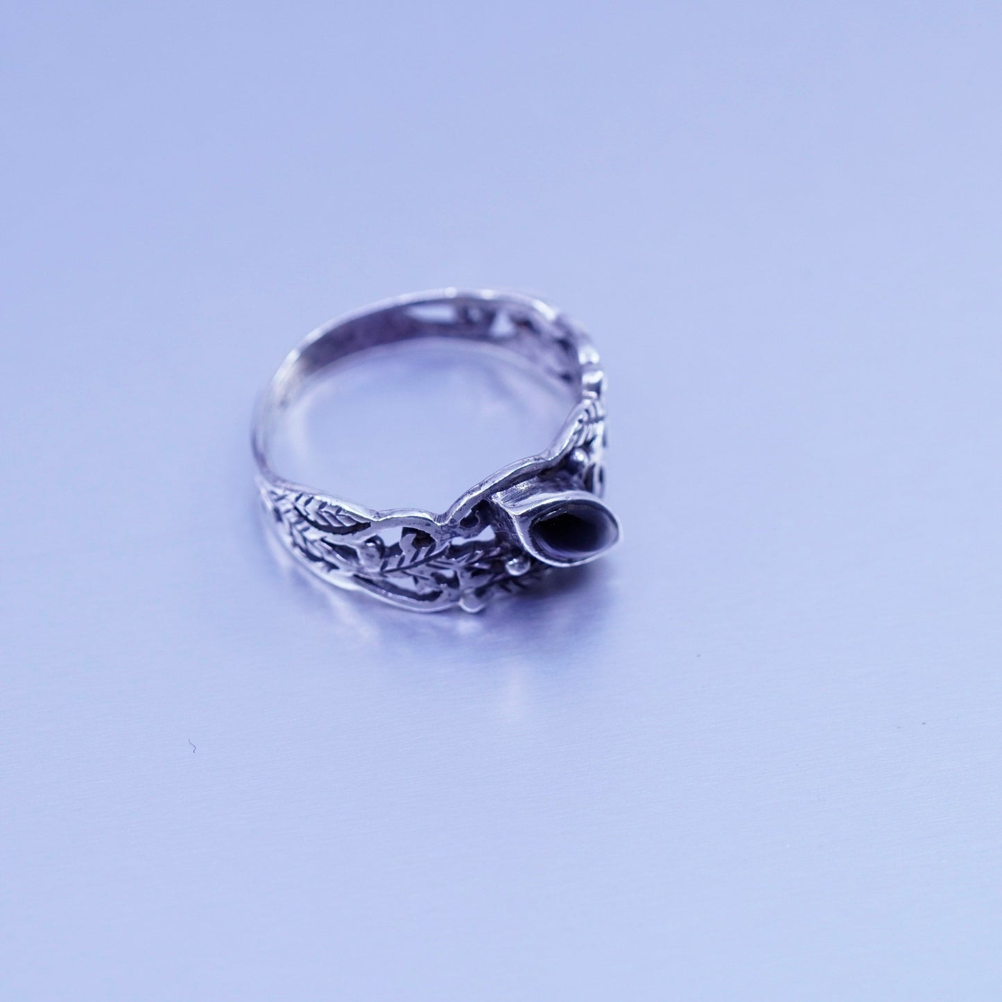 Size 5.75, vintage bali Sterling 925 silver handmade ring with onyx and leaf