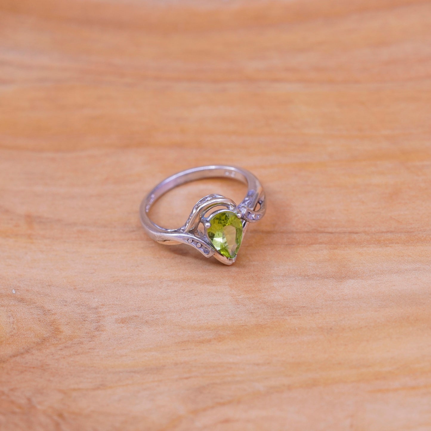 Size 7, vintage Sterling 925 silver 10K gold ring teardrop peridot and diamond