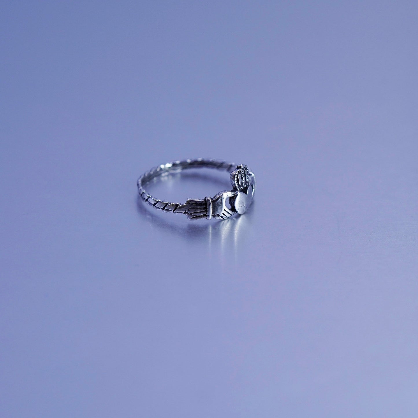 Size 8, Irish Claddagh friendship Sterling 925 silver ring, holding heart band