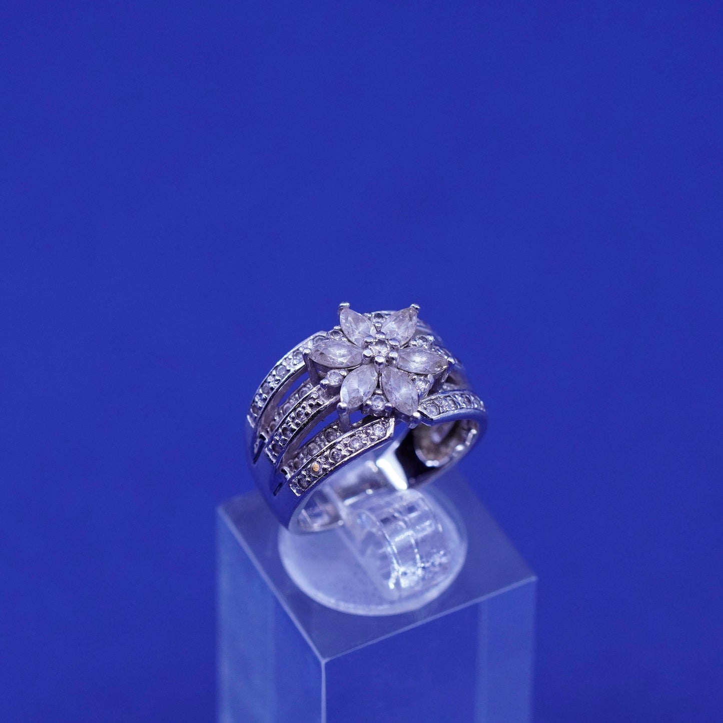 Size 5, vintage Sterling 925 silver snowflake flower ring w/ cluster Cz around