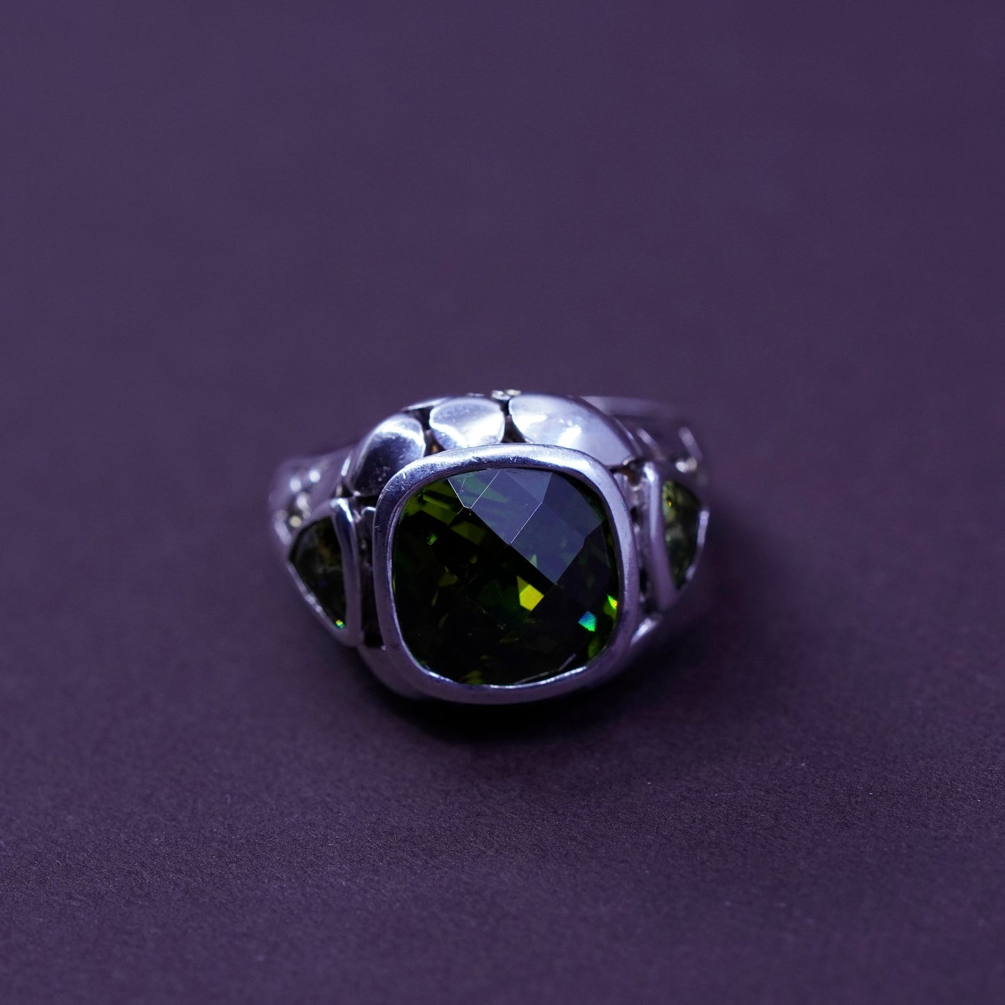 Size 6, vintage Sterling 925 silver handmade ring with square peridot N pebble