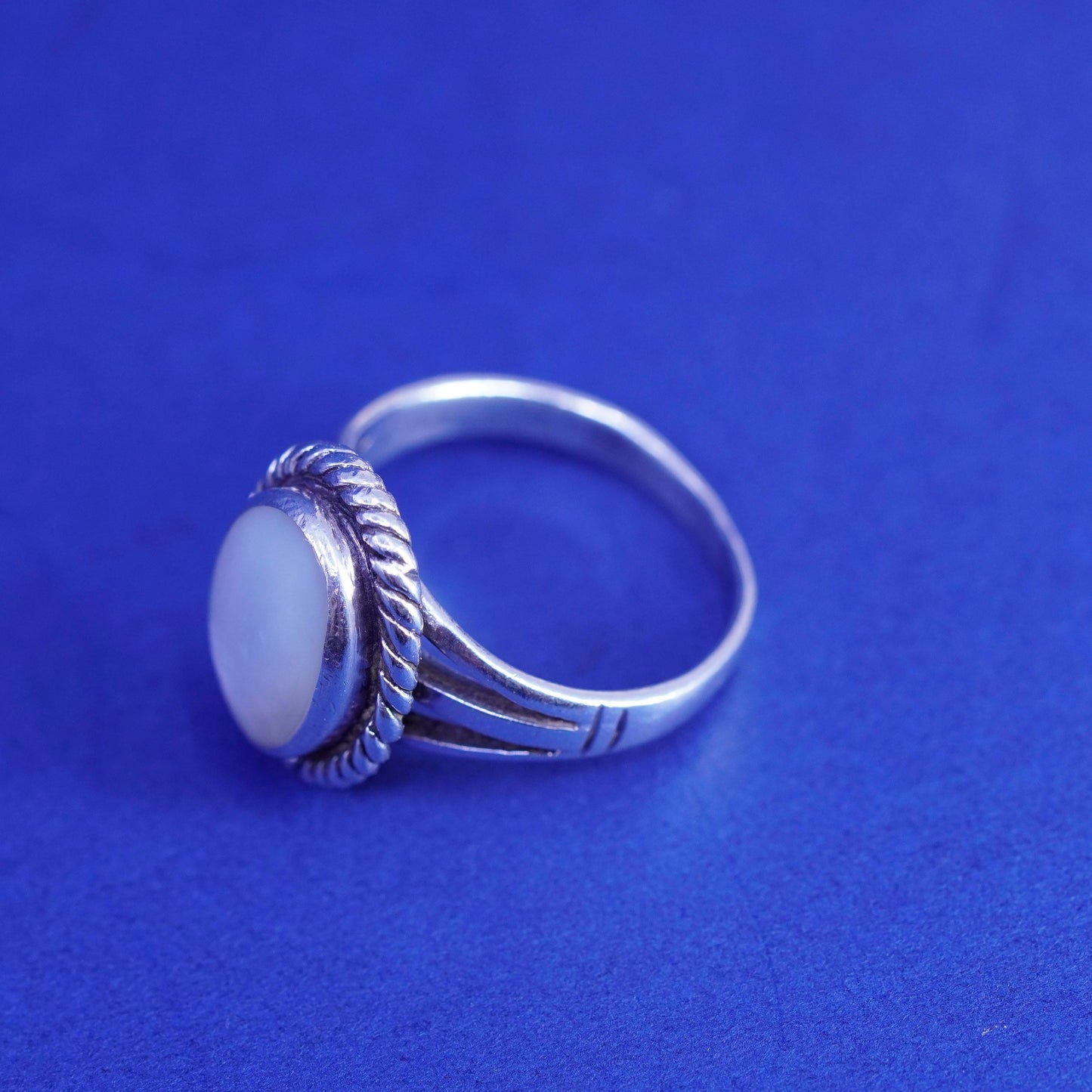 Size 8.5, vintage sterling 925 silver handmade ring with mother of pearl cable