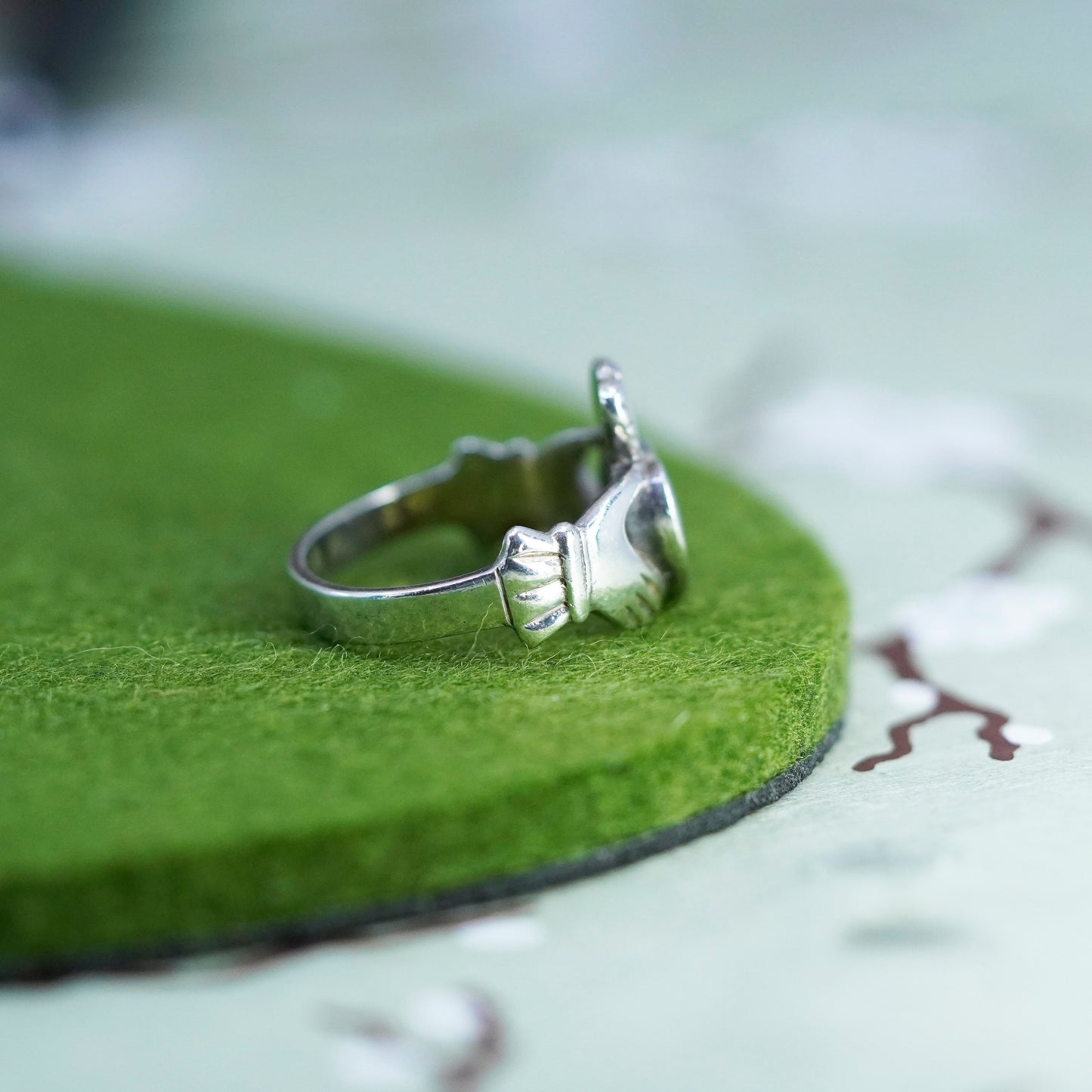 Size 9, VTG sterling 925 silver claddagh ring, holding connemara marble heart