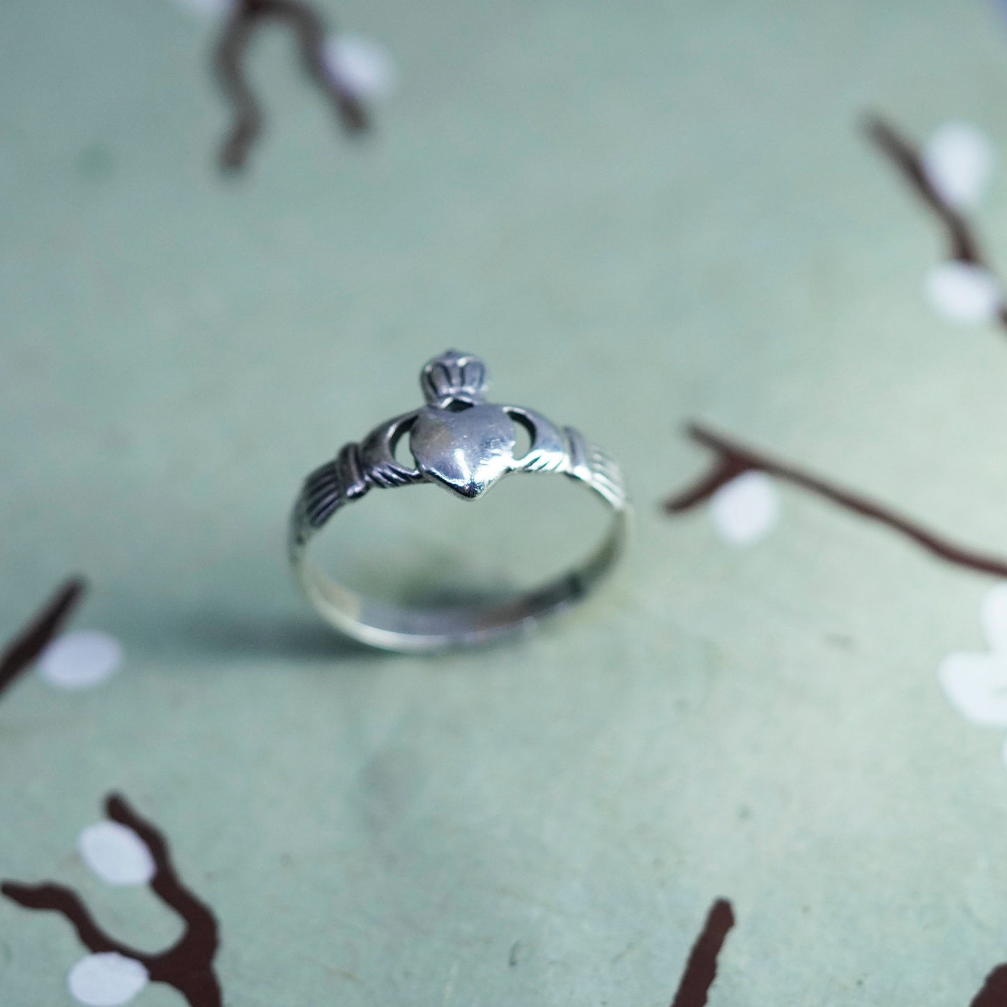 Size 8, Vintage sterling silver claddagh ring, holding heart 925 band