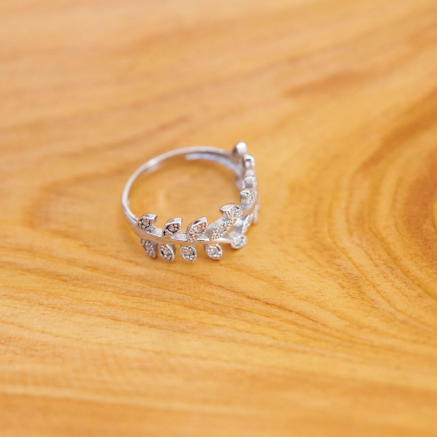 Size 7.25, vintage Sterling 925 silver leafy band ring with diamonds
