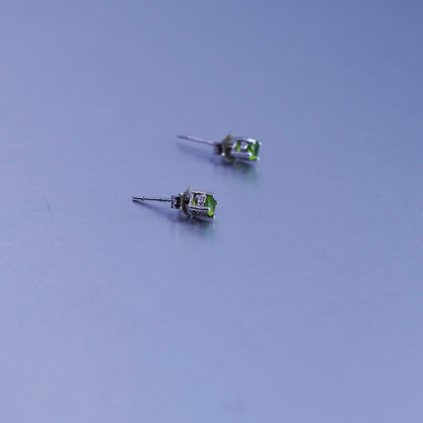 3mm, Vintage Sterling 925 silver earrings, studs with peridot inlay