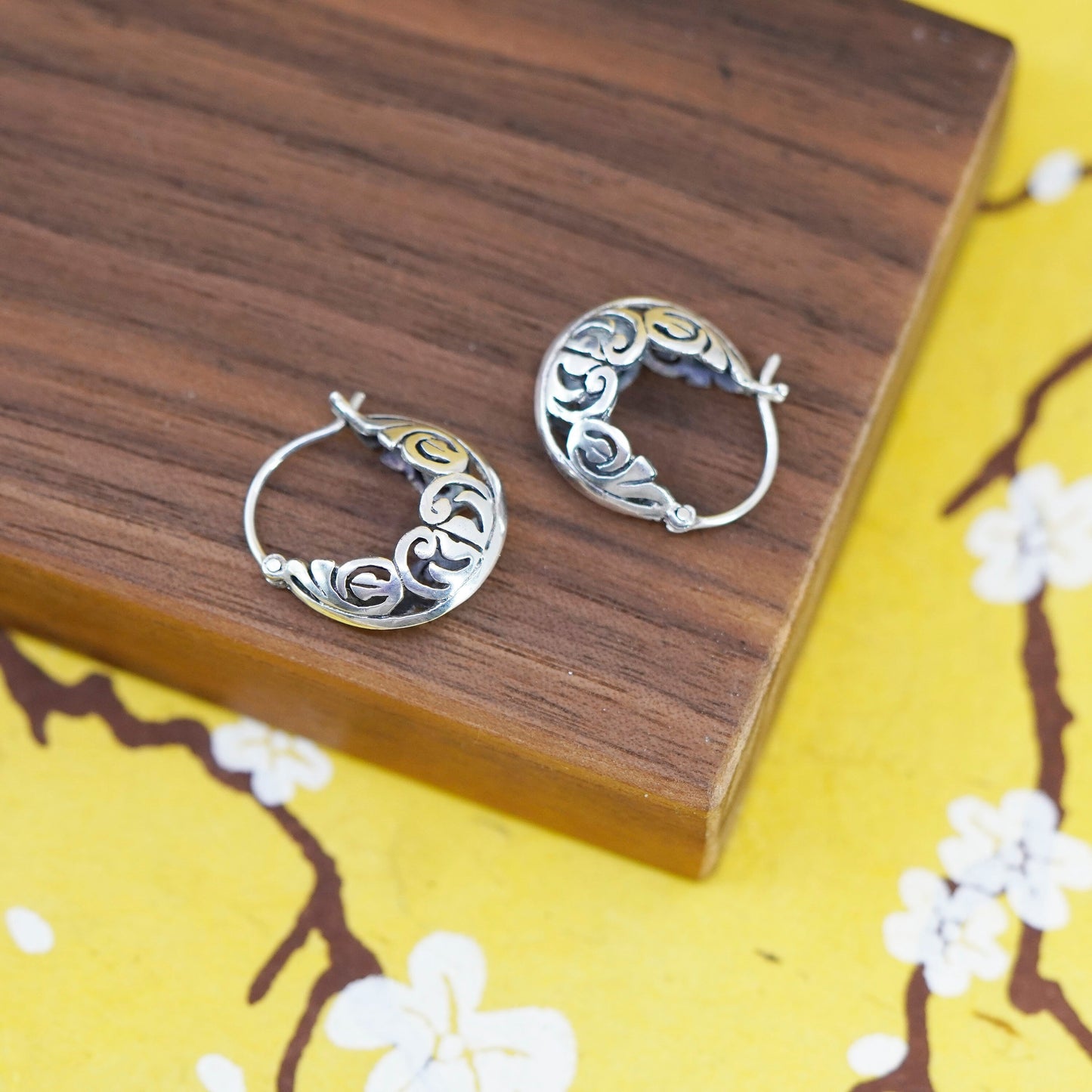 RARE Silpada 925 Sterling Silver Filigree Open Hoop Huggie Post Earrings P1126