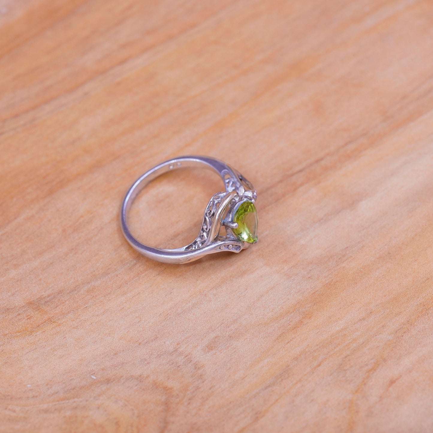 Size 7, vintage Sterling 925 silver 10K gold ring teardrop peridot and diamond