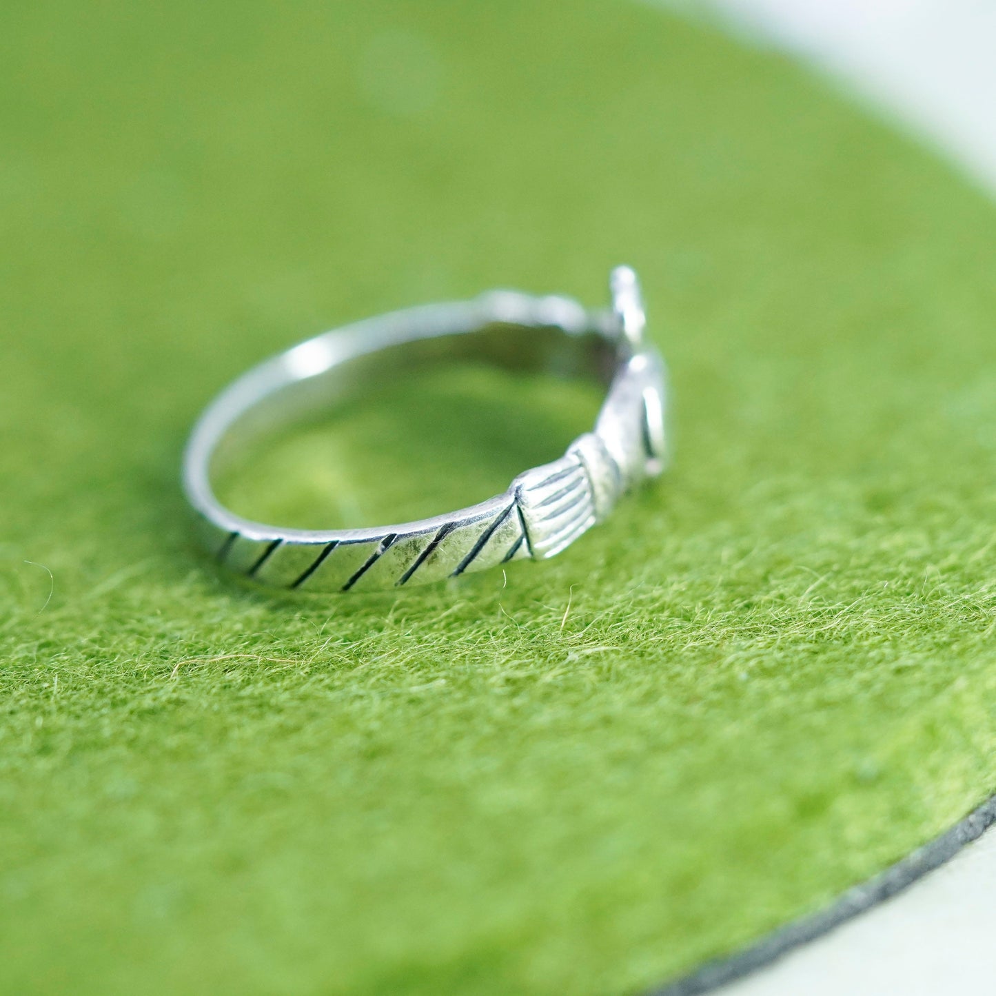 Size 8, Vintage sterling silver claddagh ring, holding heart 925 band