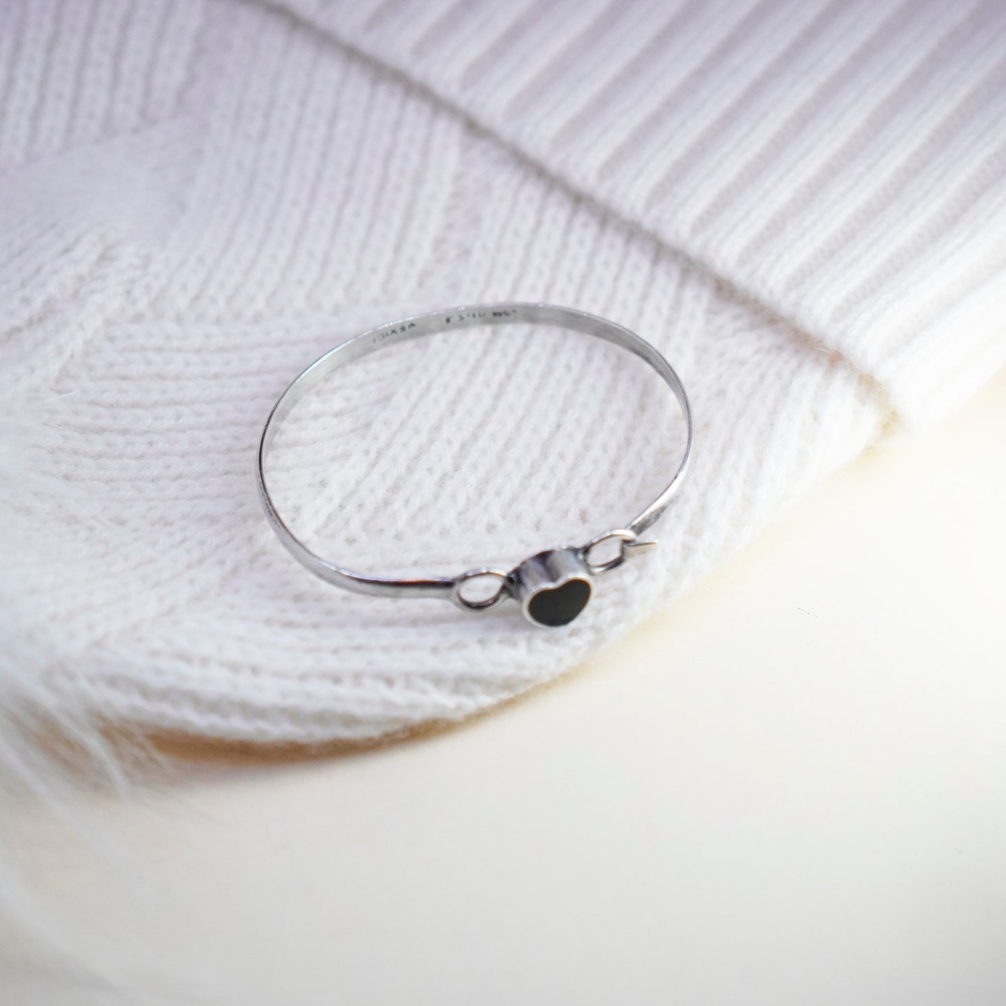 6.75”, Vintage sterling 925 silver hinged bangle bracelet with heart onyx