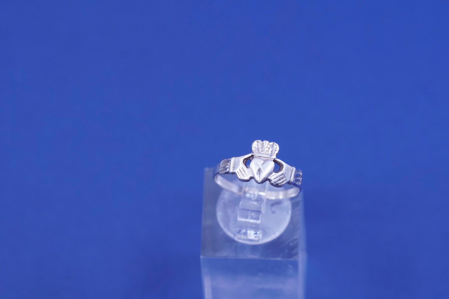 Size 6.5, Vintage sterling silver claddagh ring, holding heart 925 silver band