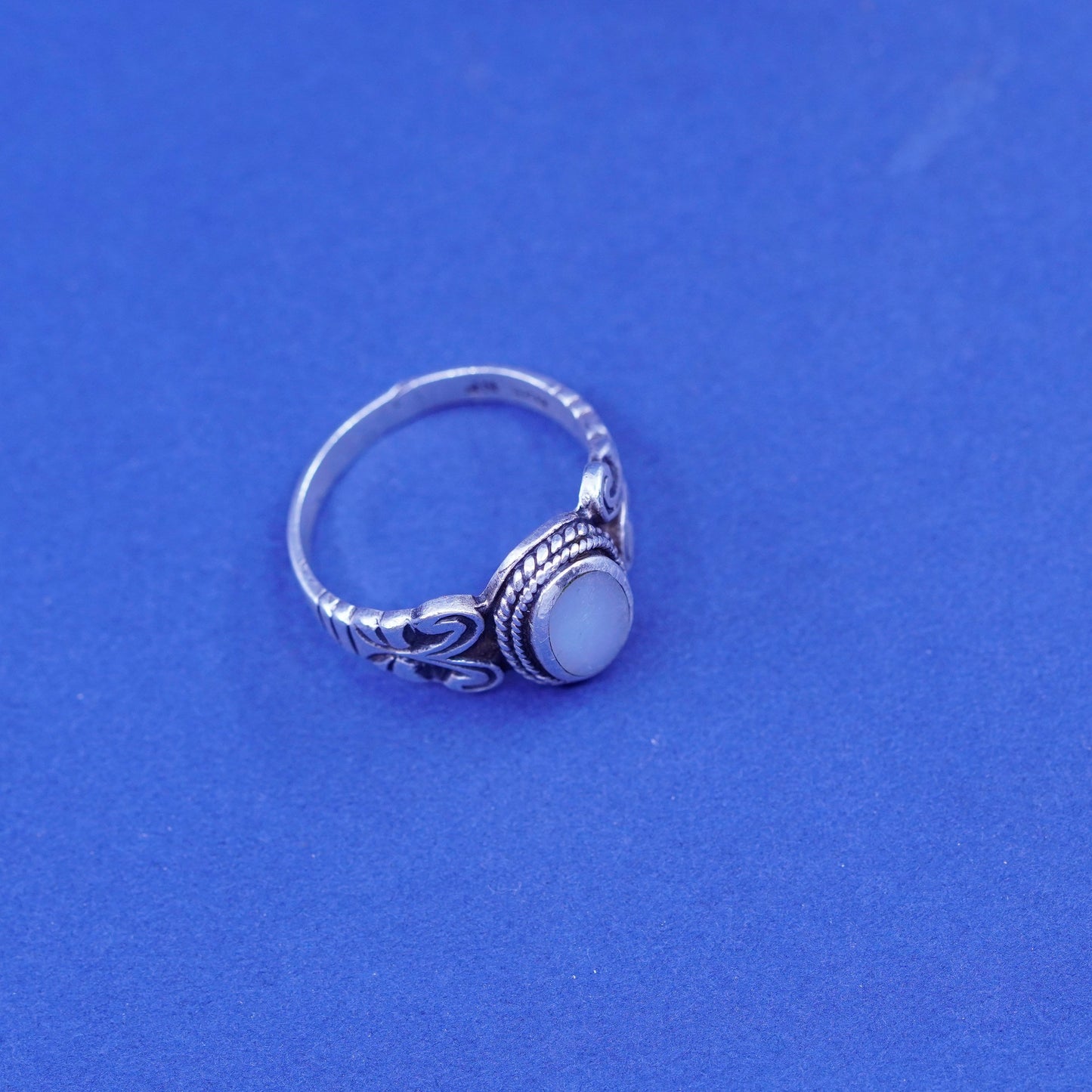 Size 7.25, vintage sterling 925 silver handmade ring with mother of pearl