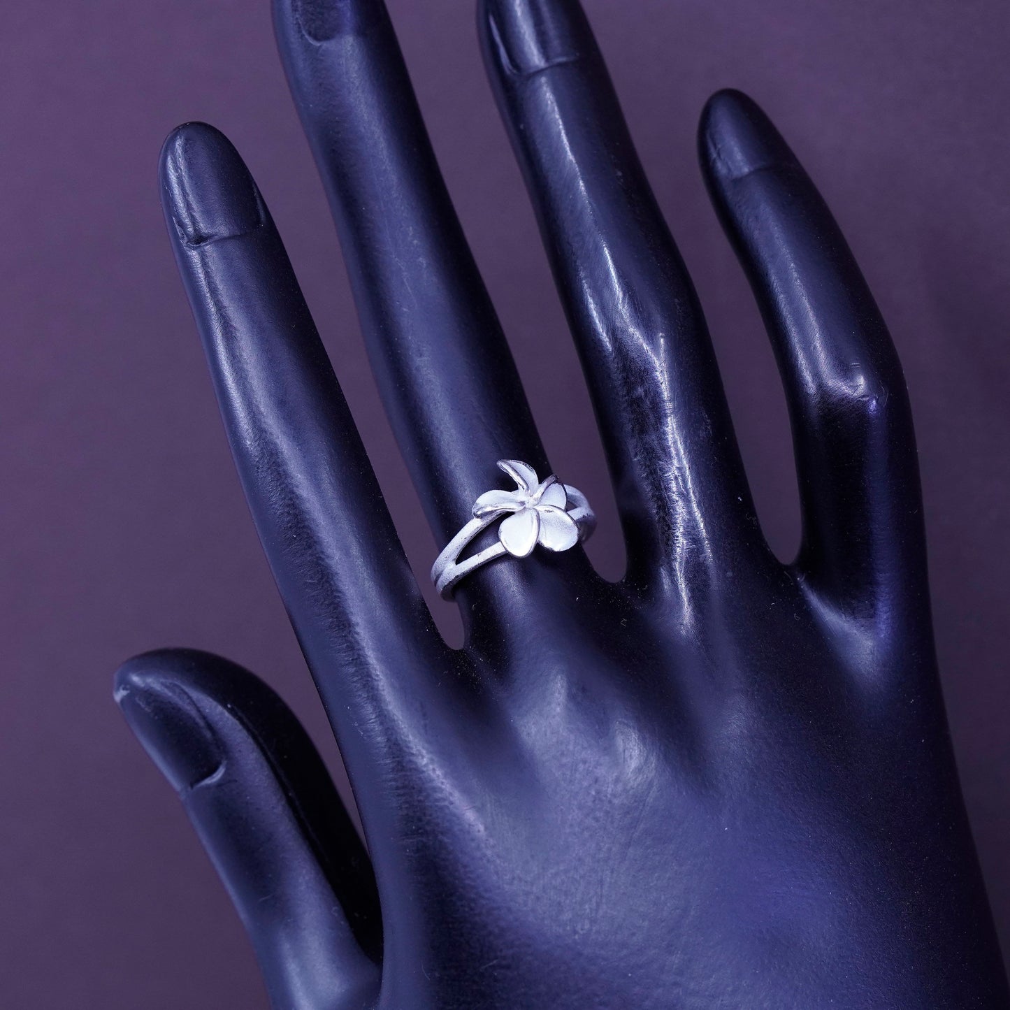 Size 4, vintage TMA Sterling 925 silver plumeria flower ring