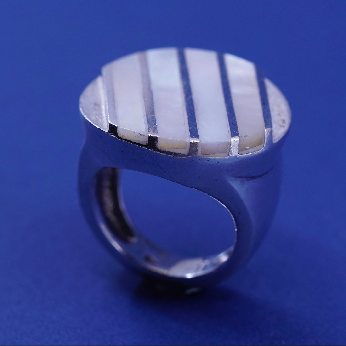 Size 5.5, vintage Sterling 925 silver statement ring with mother of pearl