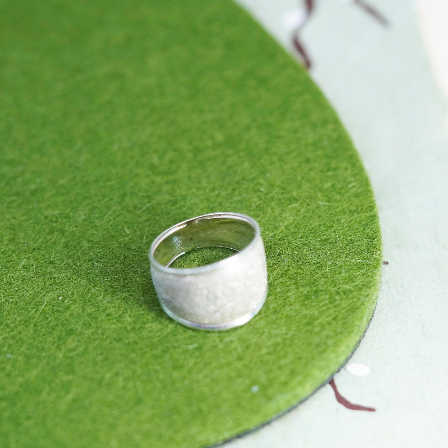 Size 7.5, vintage sterling silver handmade ribbed ring glittering 925 wide band