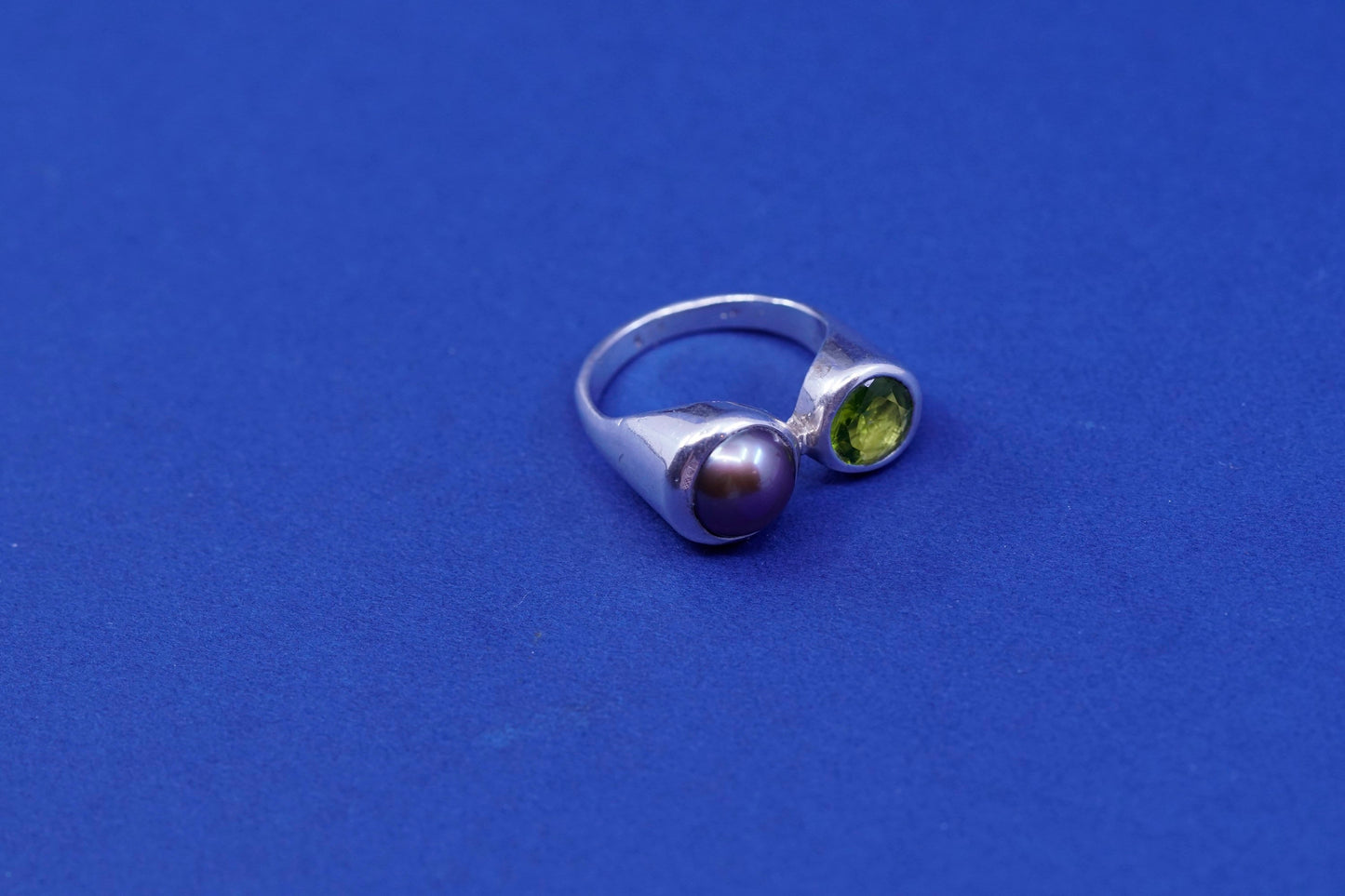 Size 7.5, vtg sterling silver handmade ring, 925 band with pearl and peridot