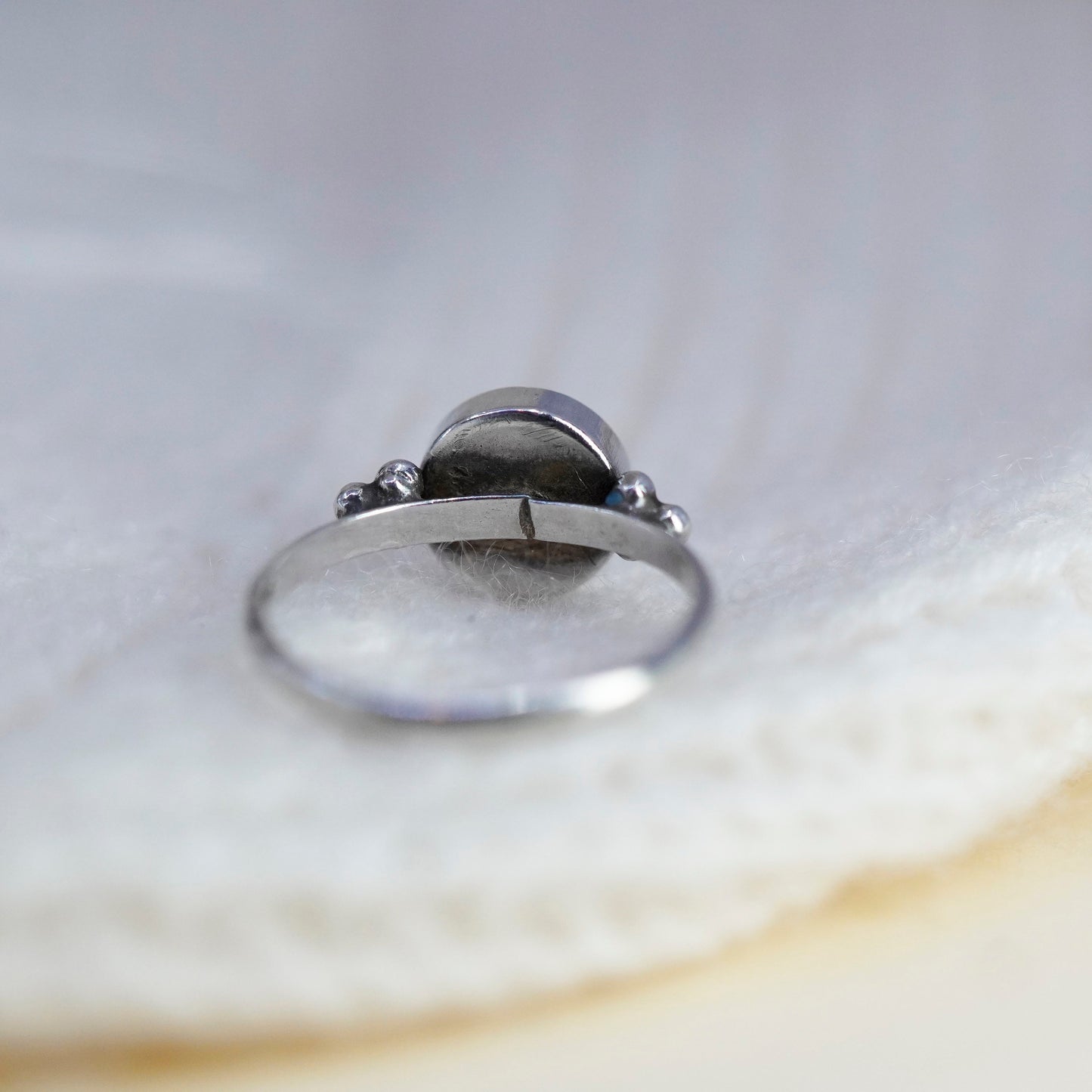 Size 6.5, vintage sterling 925 silver handmade ring w/ blue dots glass