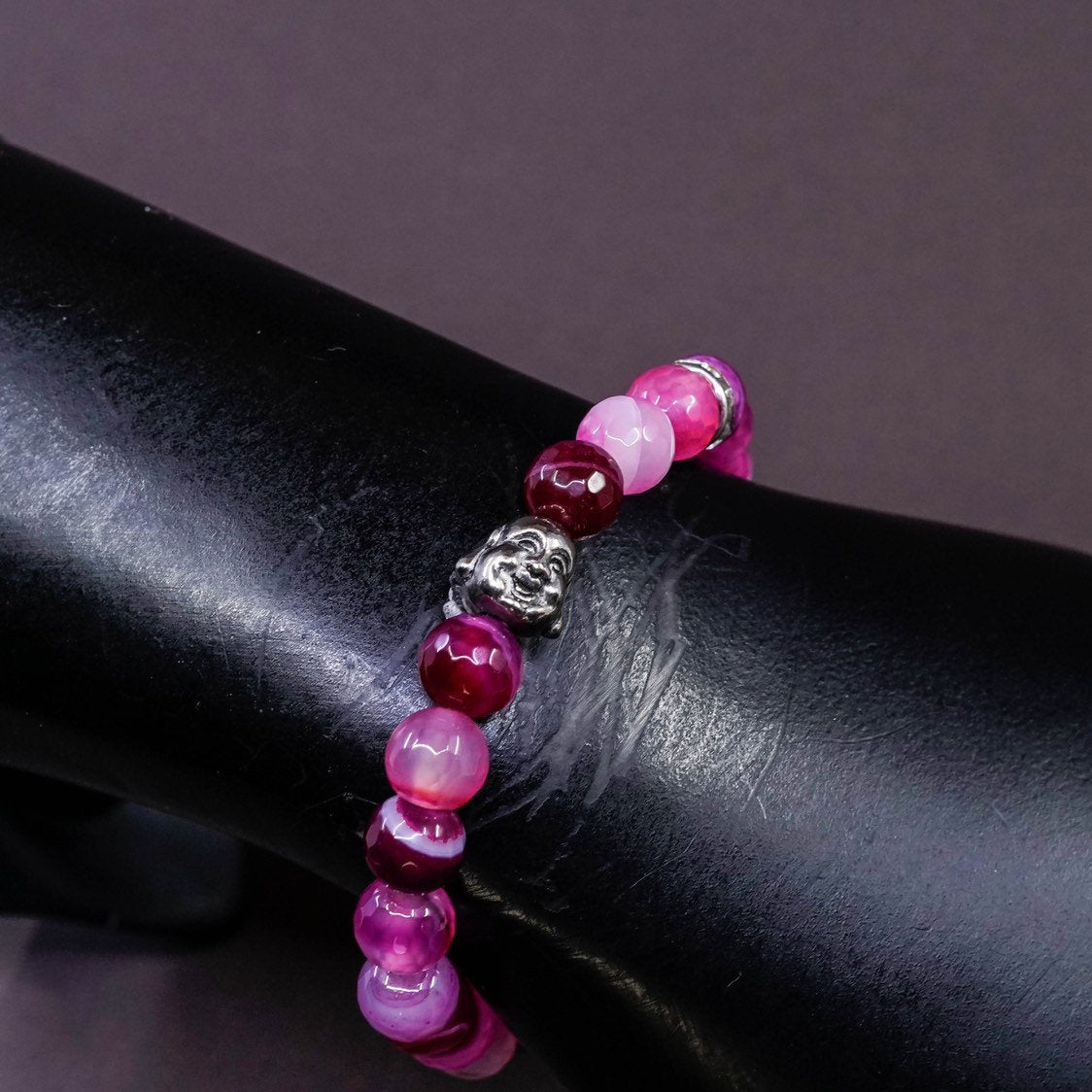 vtg handmade bracelet, elastic band w/ pomegranate red agate beads