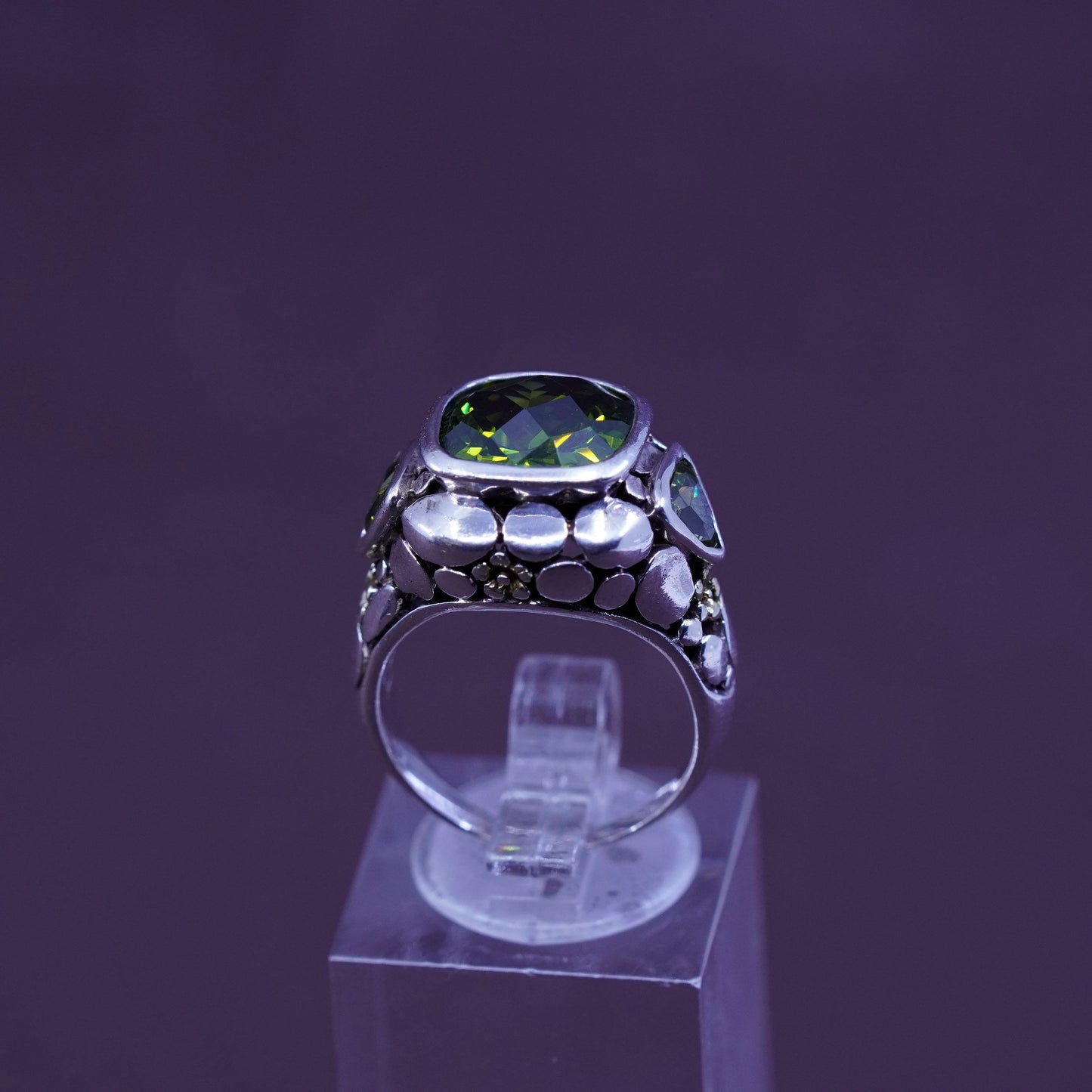 Size 6, vintage Sterling 925 silver handmade ring with square peridot N pebble