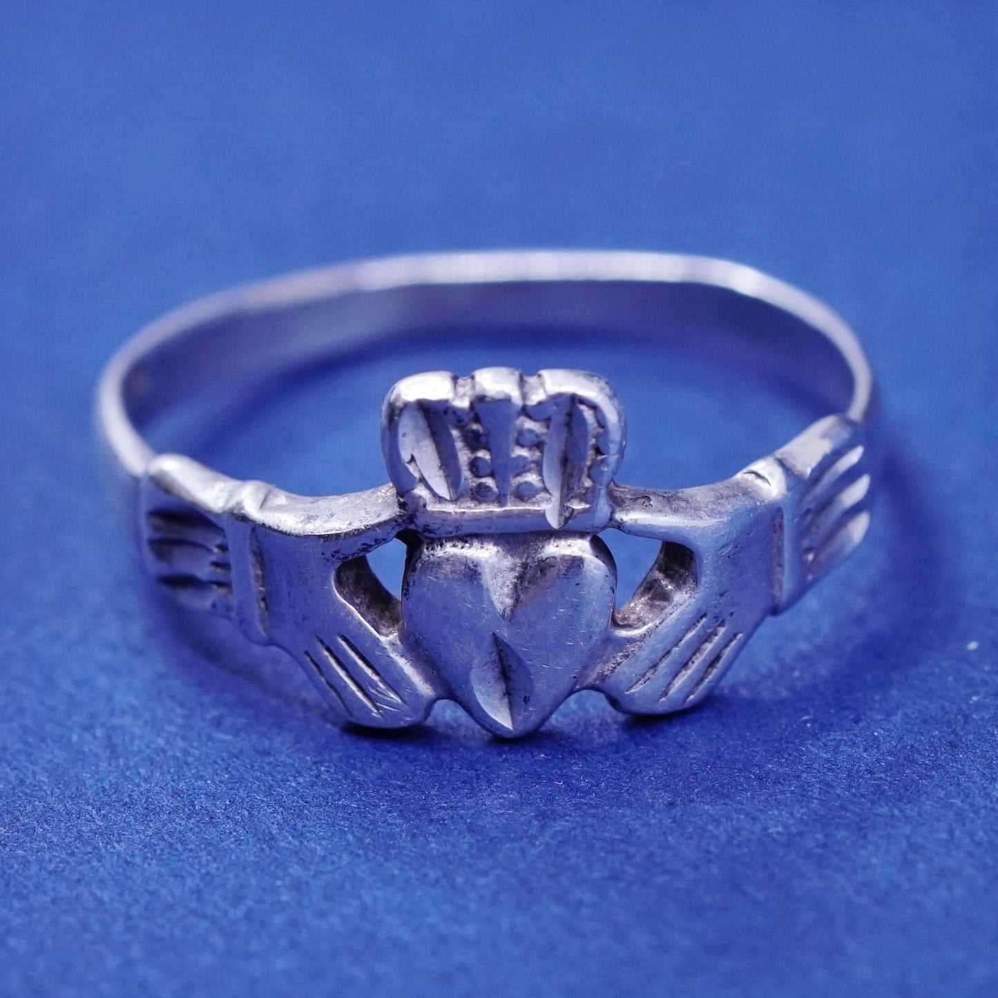Size 6.5, Vintage sterling silver claddagh ring, holding heart 925 silver band