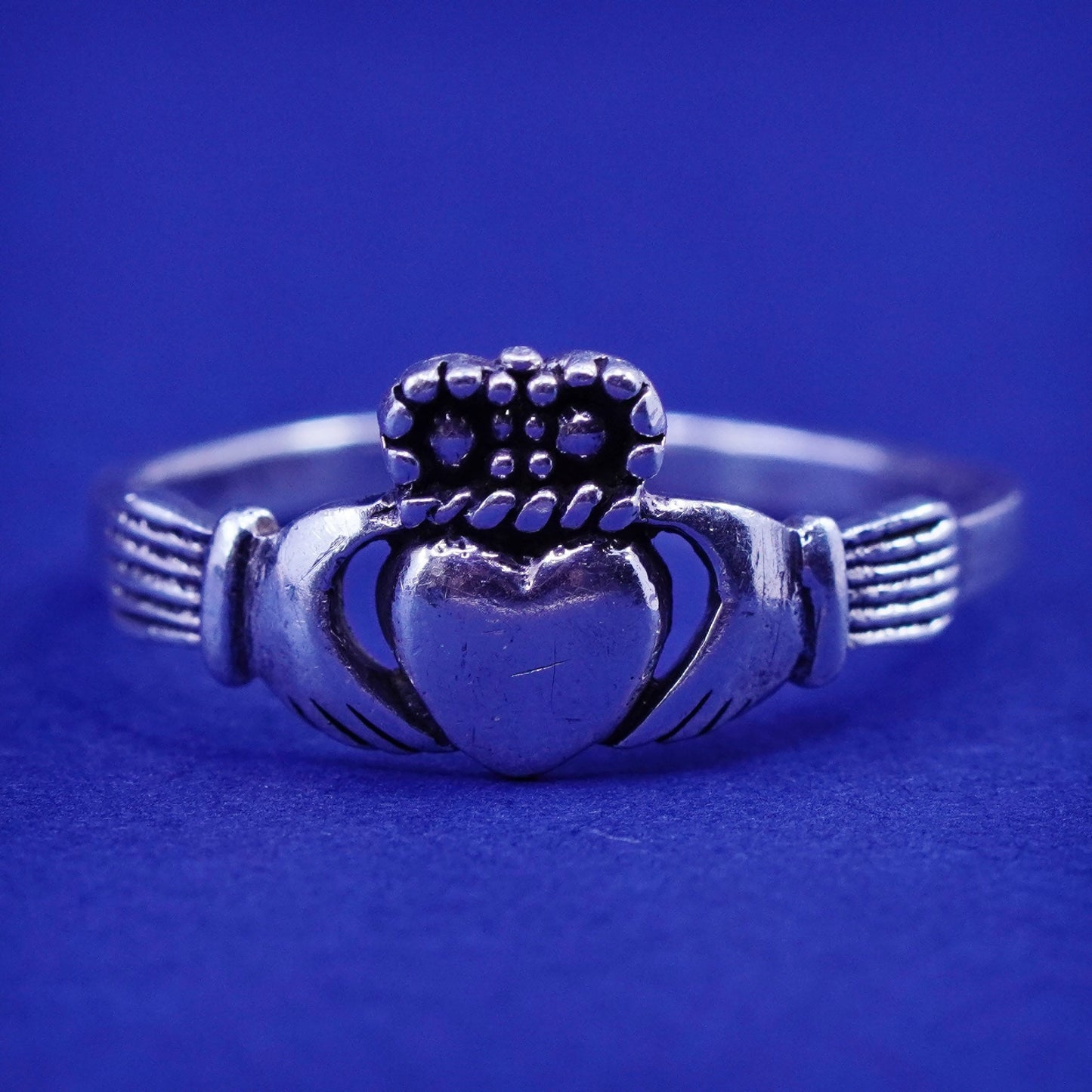 Size 5.5, Vintage sterling silver claddagh ring, holding heart 925 band
