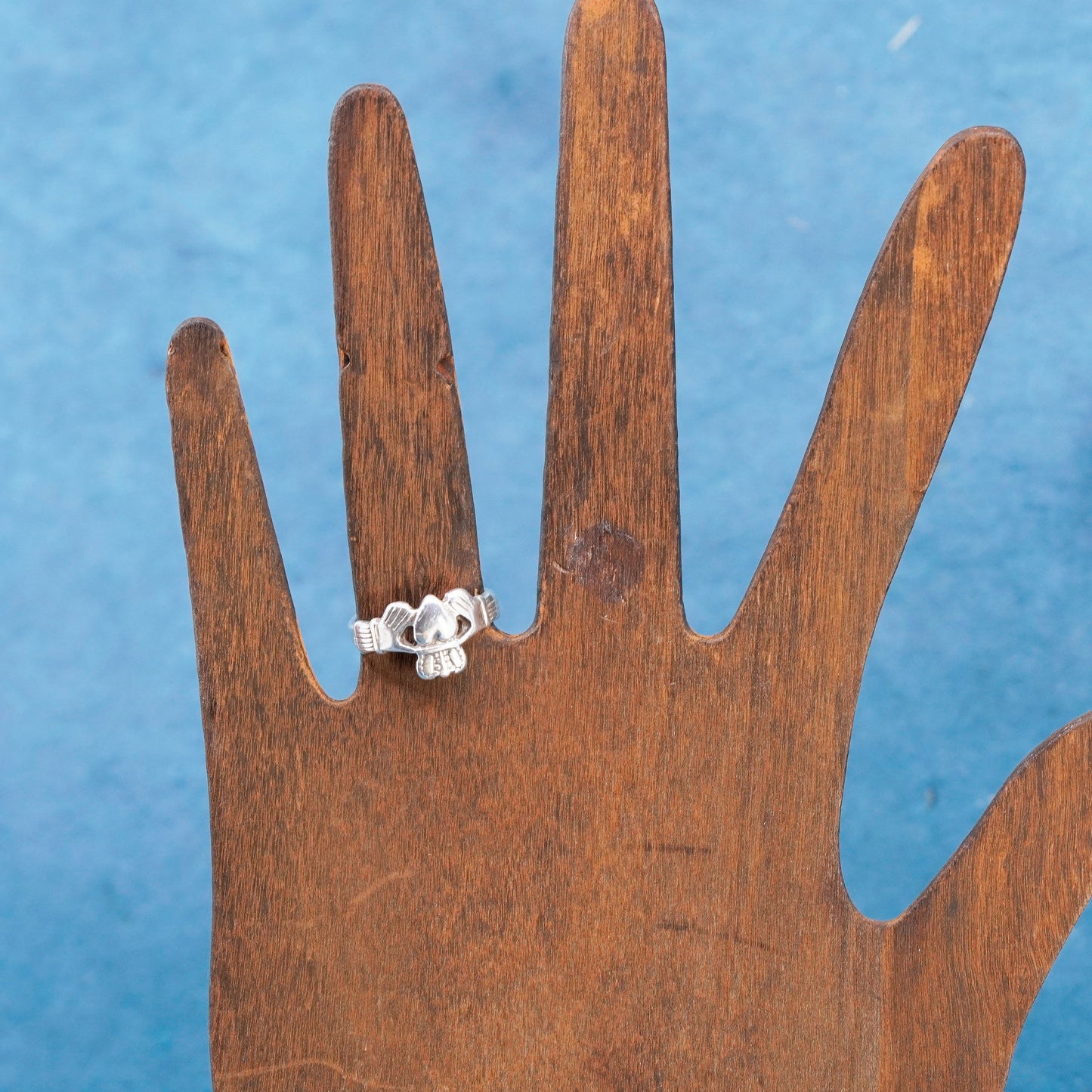 Size 4.25, Vintage sterling silver claddagh ring, holding heart 925 band