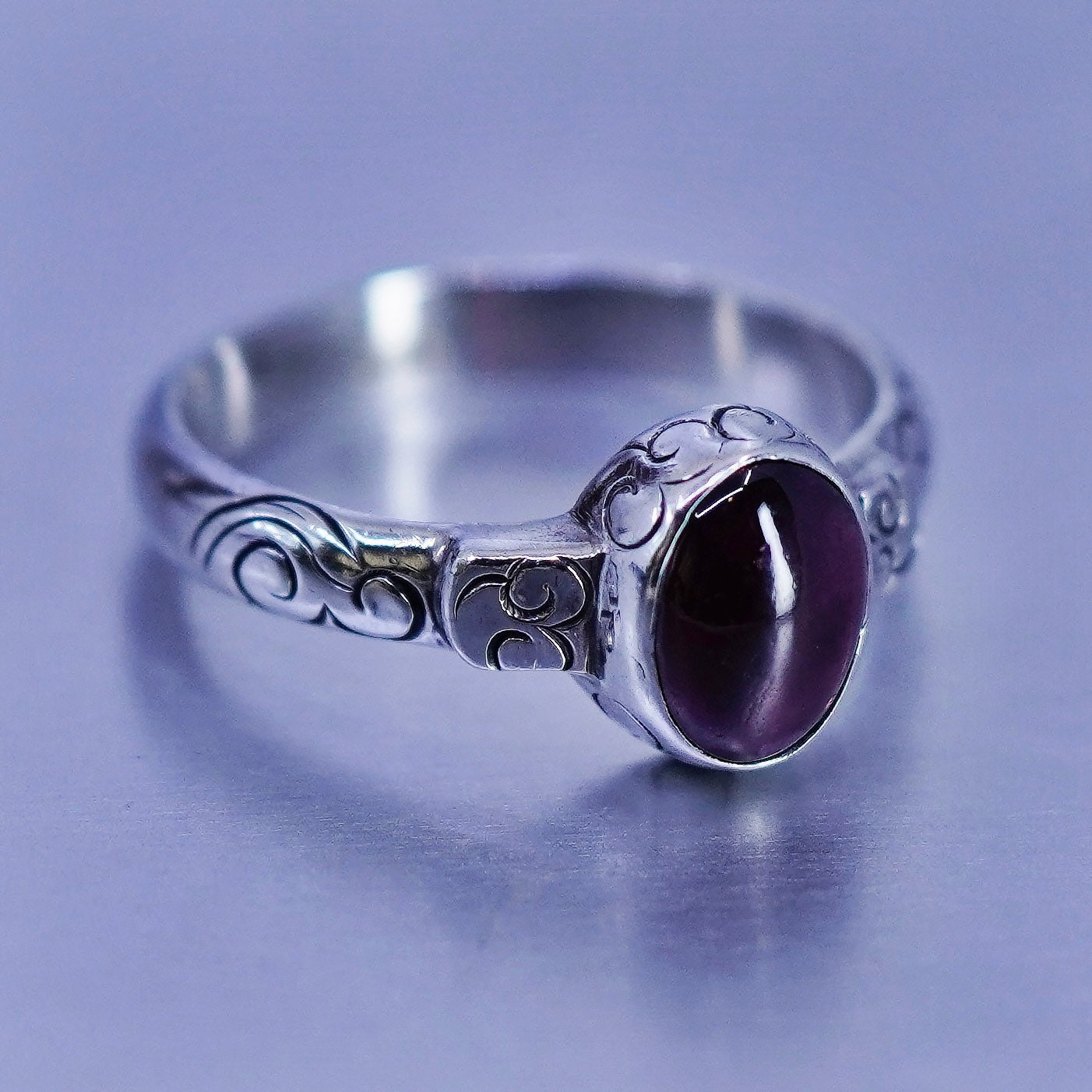 Size 7.75, vintage Sterling 925 silver handmade band ring with garnet