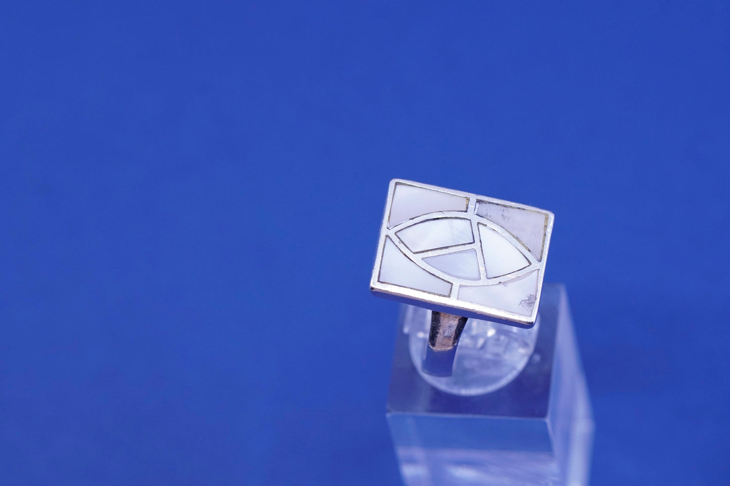 Size 8, vintage Sterling 925 silver statement ring with mother of pearl