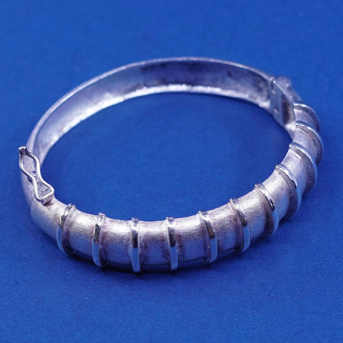 6.75", vtg sterling silver handmade bracelet, ribbed textured 925 hinged bangle