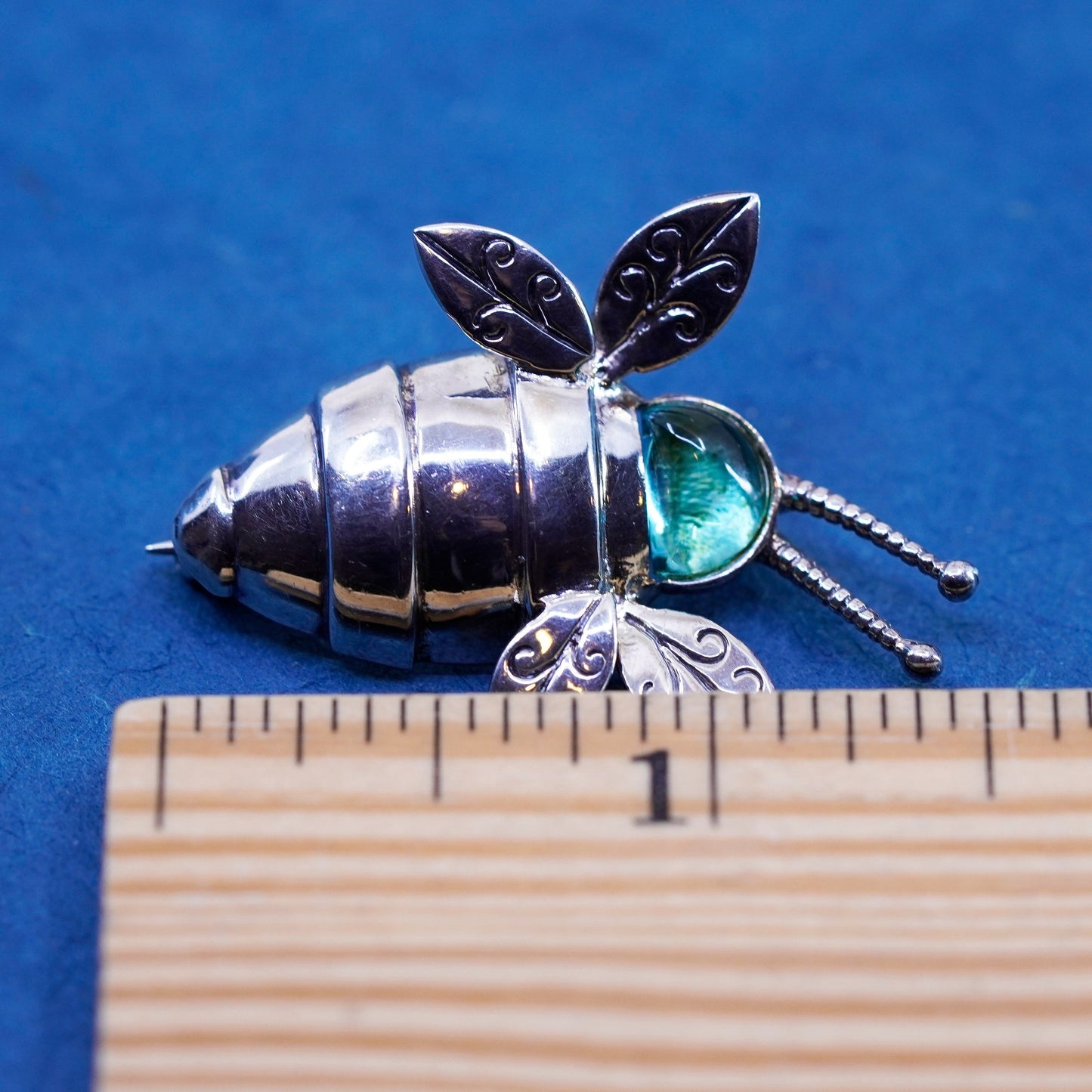 Vintage handmade sterling 925 silver bee brooch pendant with peridot