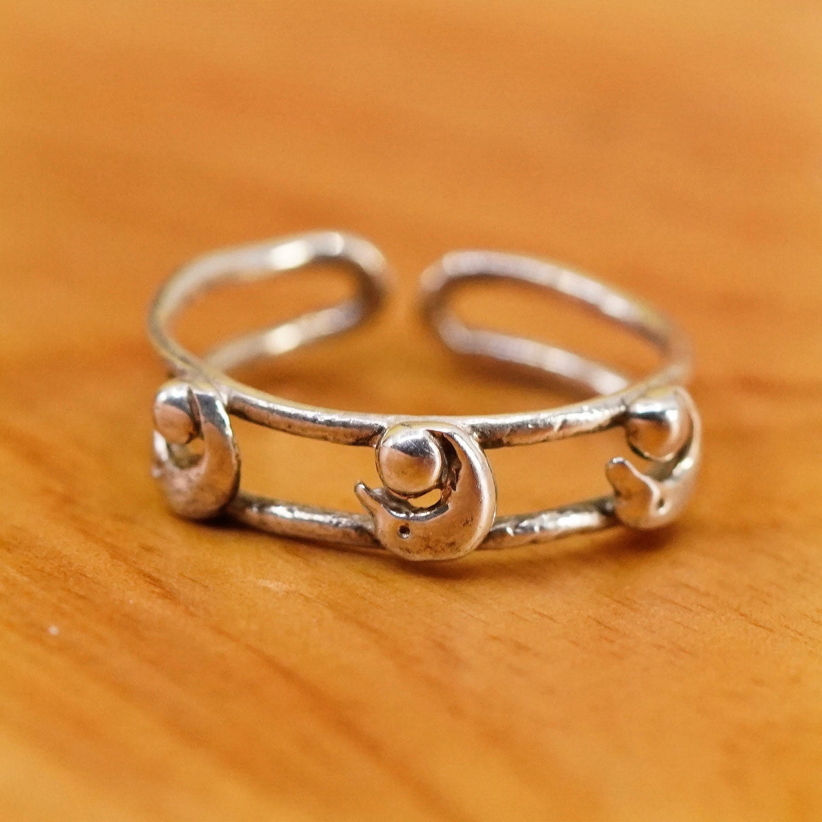 Size 4.5, vintage Sterling silver prayer ring, 925 open band w/ dolphin ball