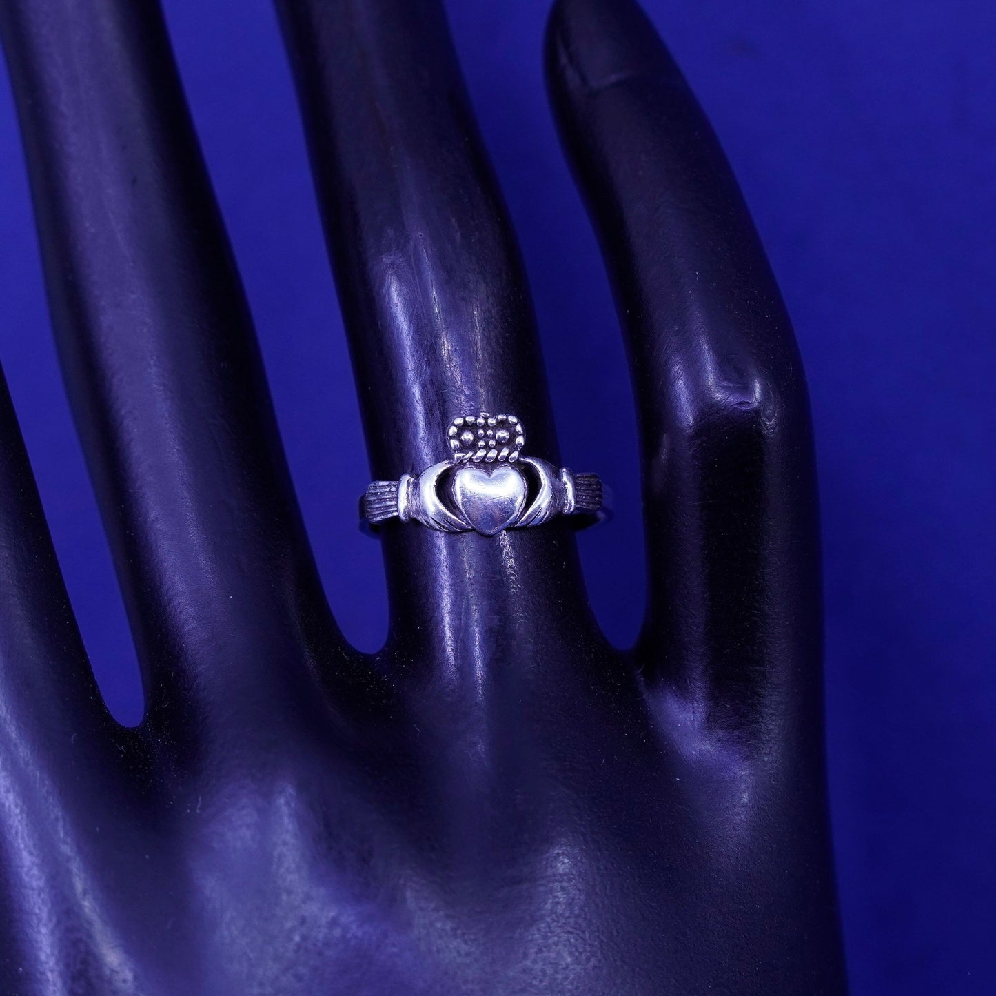 Size 5.5, Vintage sterling silver claddagh ring, holding heart 925 band