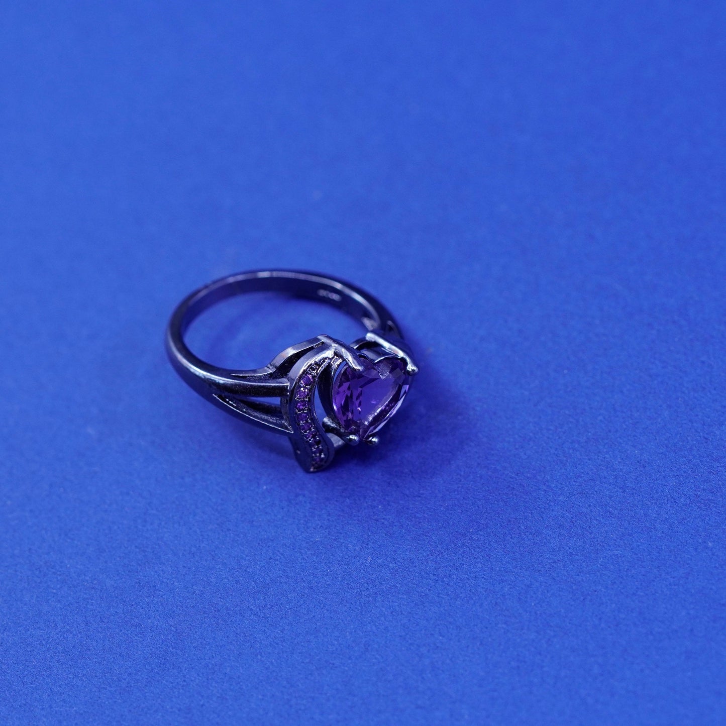 Size 8, vintage Sterling 925 silver handmade oxidized ring with heart amethyst