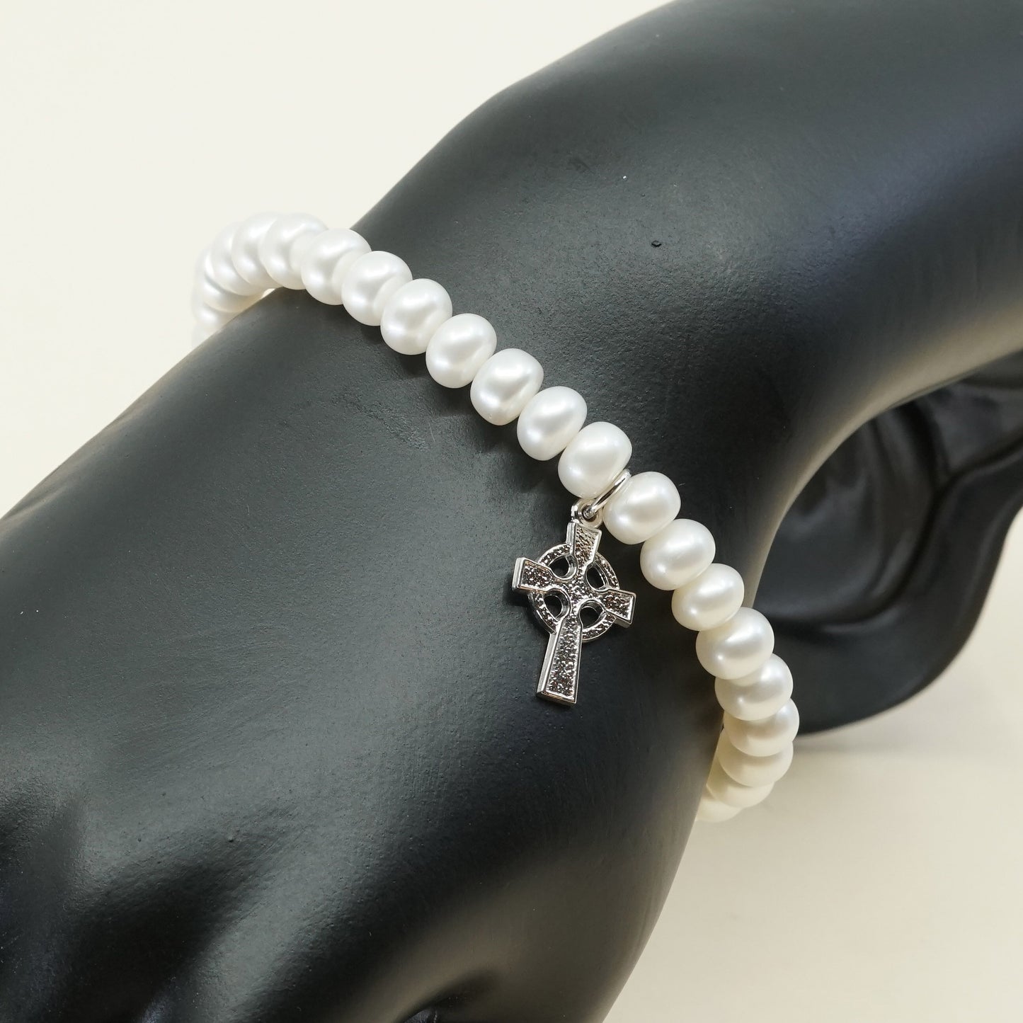 7", VTG handmade bracelet, pearl beads w/ elastic band and 925 cross charm