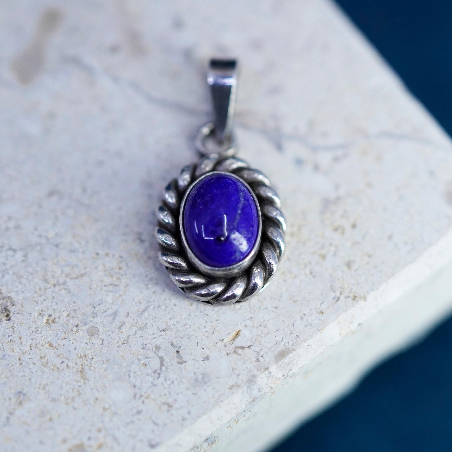 Vintage sterling 925 silver handmade pendant with oval lapis lazuli