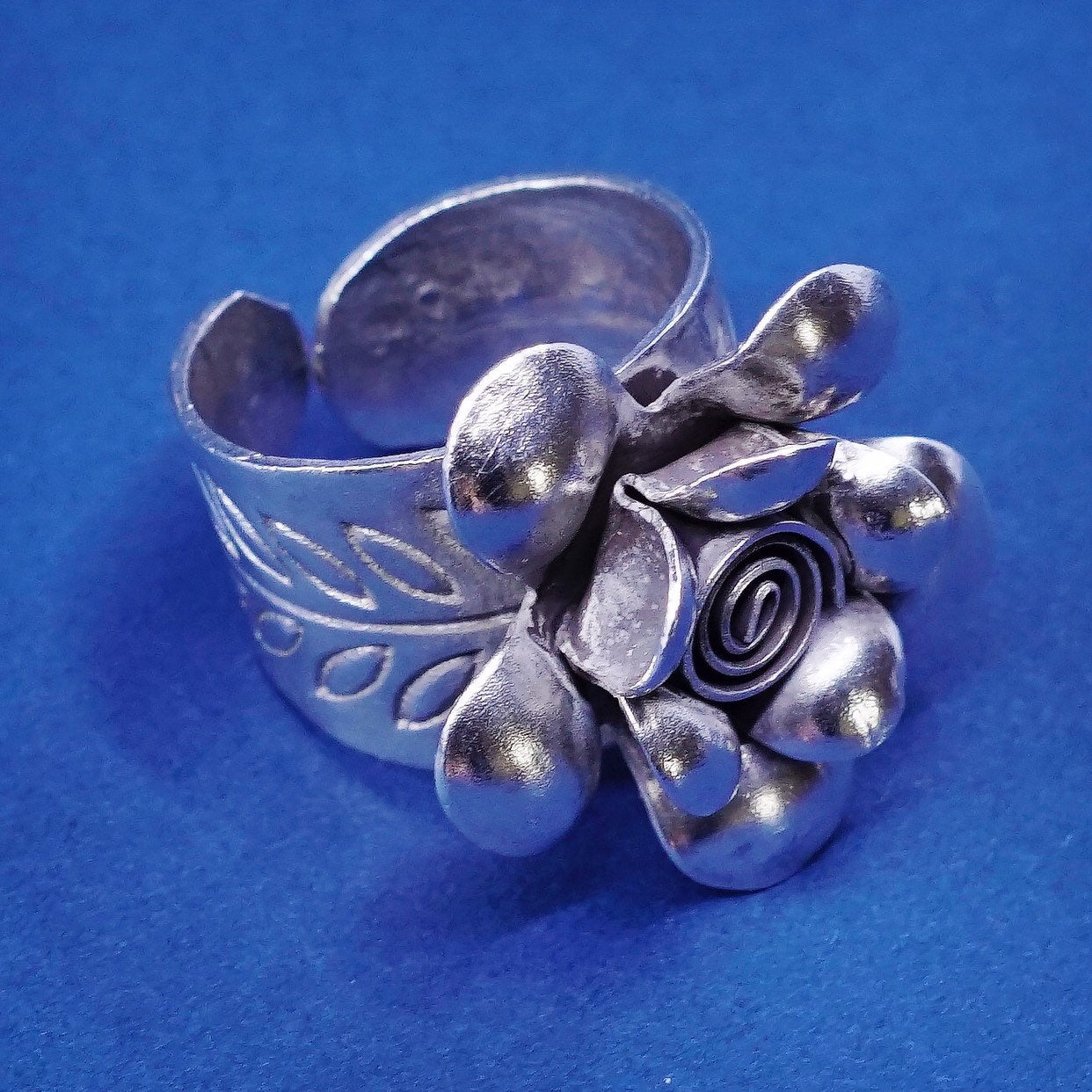 Size 7.5, vtg Sterling silver handmade ring, 925 3D flower ring w/ leaves