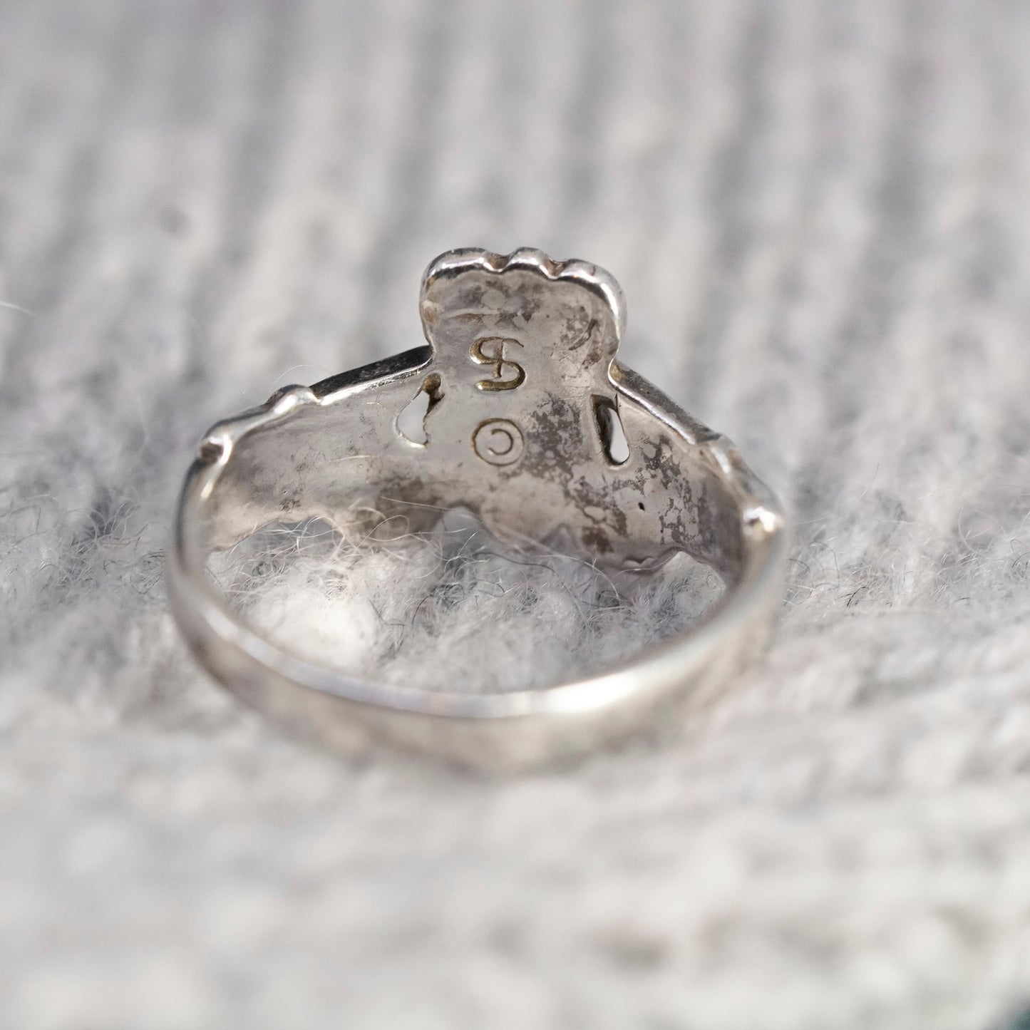 Size 4.25, Vintage sterling silver claddagh ring, holding heart 925 band