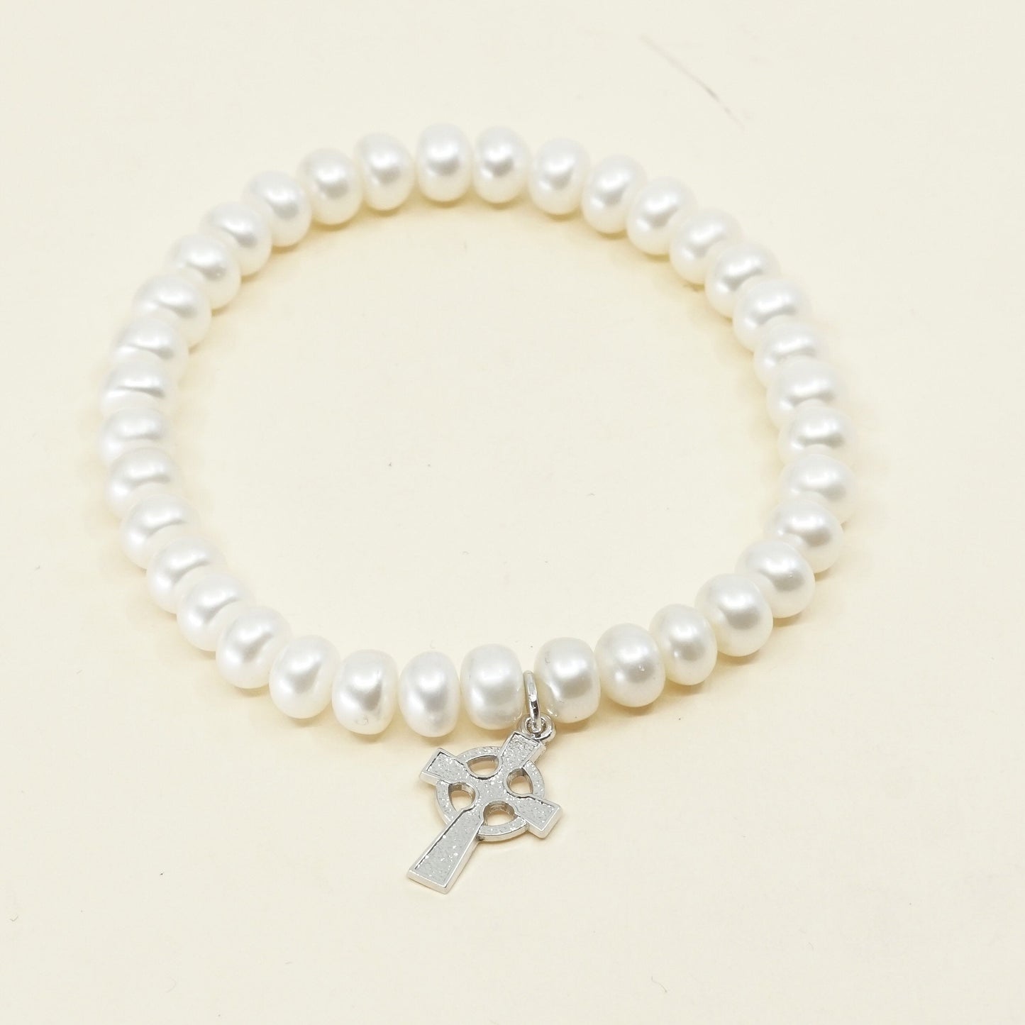 7", VTG handmade bracelet, pearl beads w/ elastic band and 925 cross charm