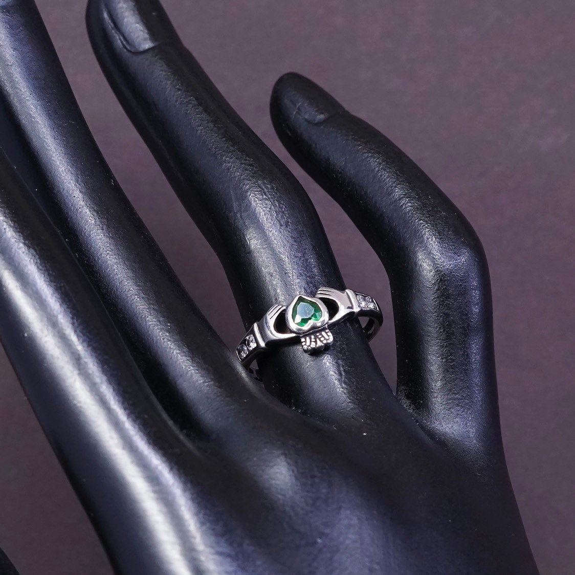 sz 6.5, Solvar sterling silver claddagh ring, holding peridot heart 925 band