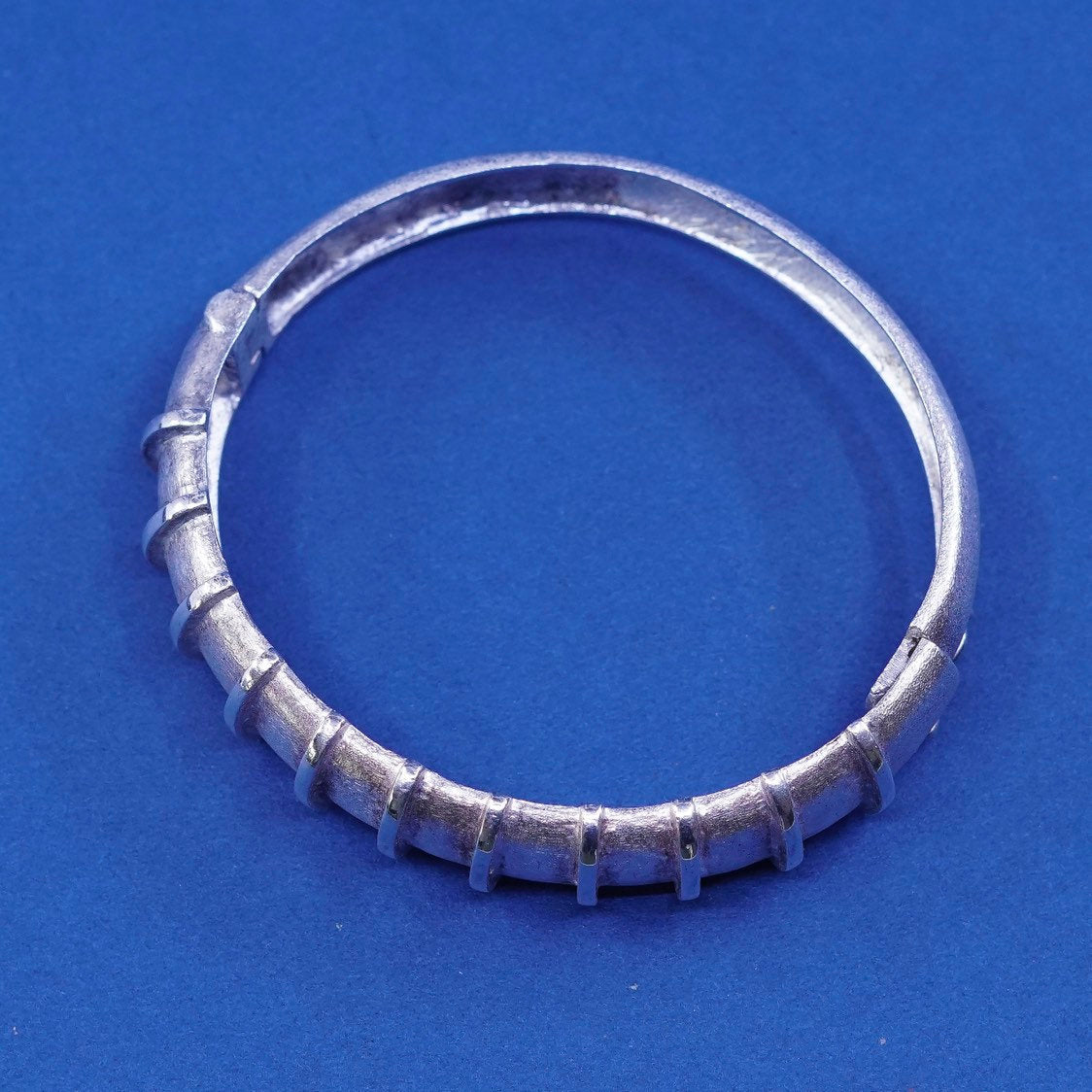 6.75", vtg sterling silver handmade bracelet, ribbed textured 925 hinged bangle