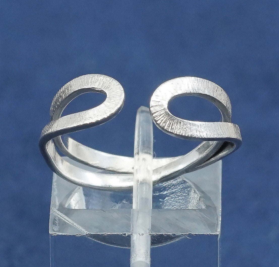 Size 7, vtg sterling silver handmade ring, 925 entwined band