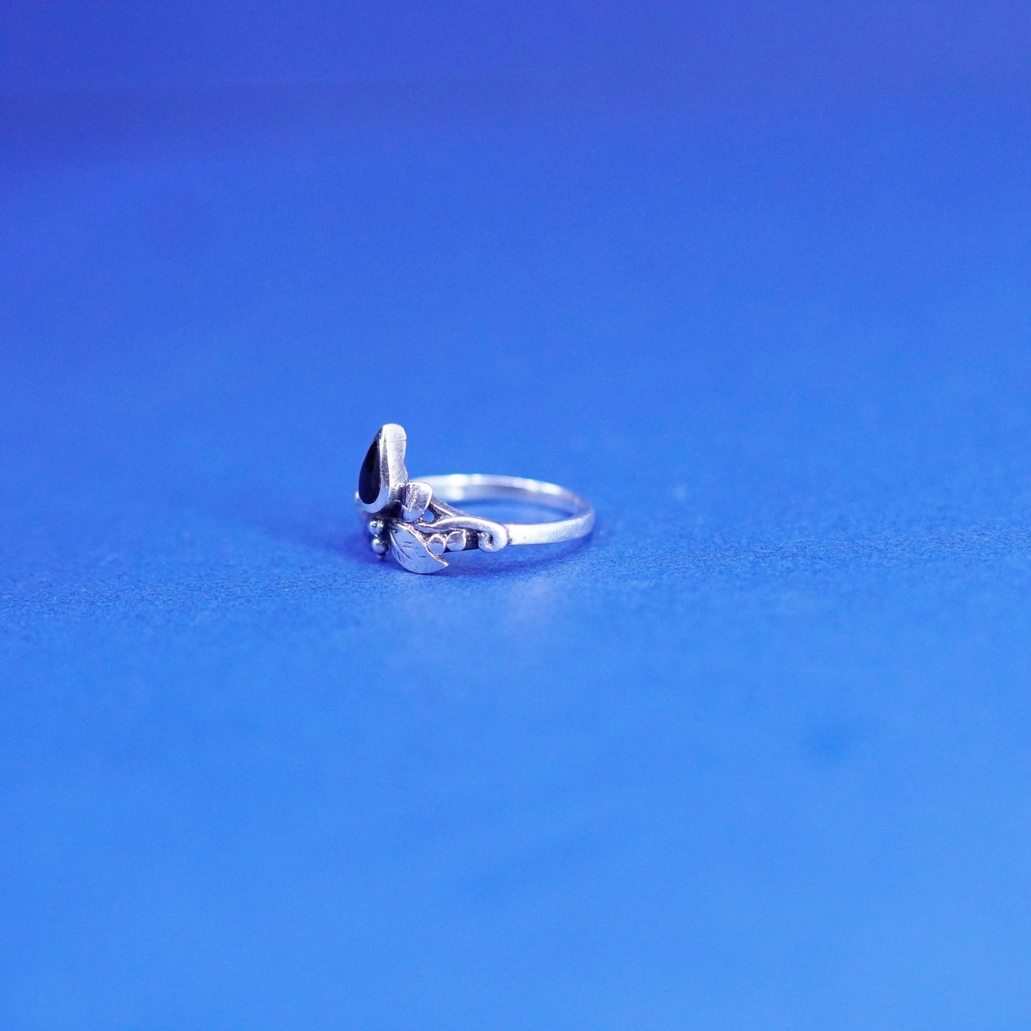 Size 4, vintage Sterling 925 silver handmade ring with onyx and leaves