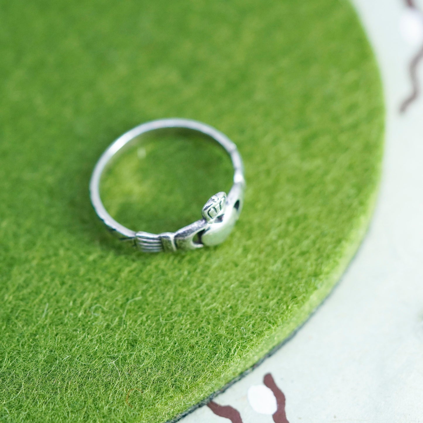 Size 8, Vintage sterling silver claddagh ring, holding heart 925 band