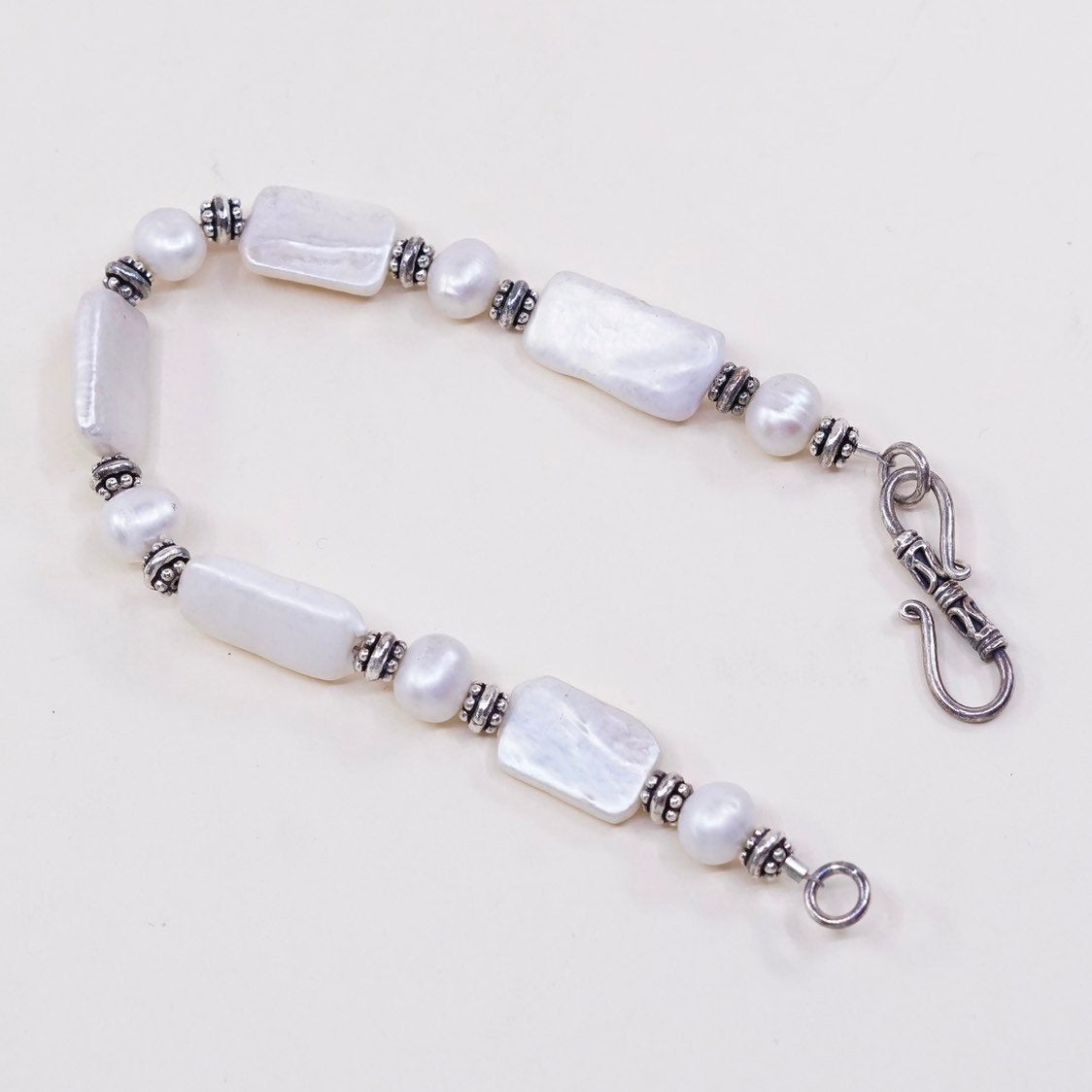 7.75", VTG handmade bracelet, pearl beads w/ 925 beads and toggle closure