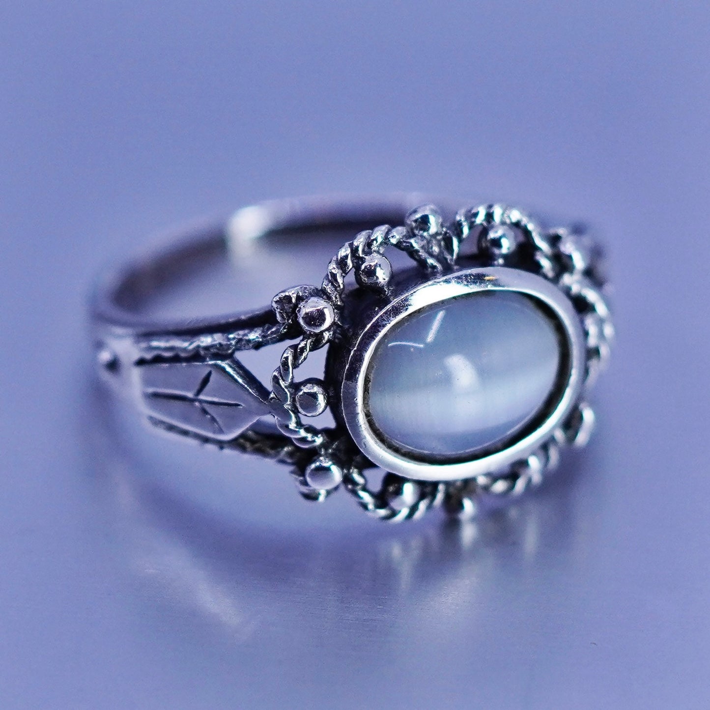 Size 7, vintage Sterling 925 silver handmade ring with white cat eye