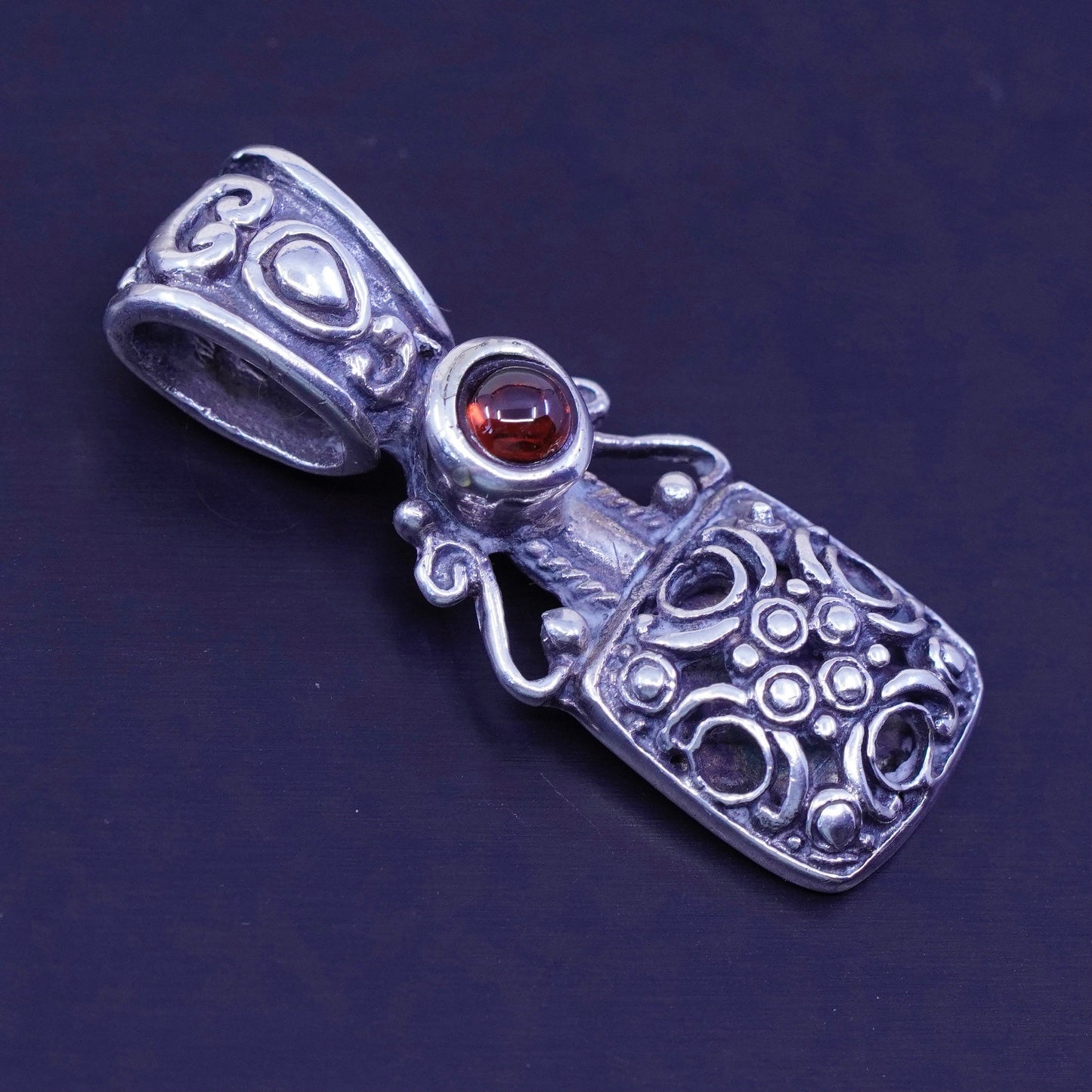 Vintage sterling 925 silver textured pendant with garnet
