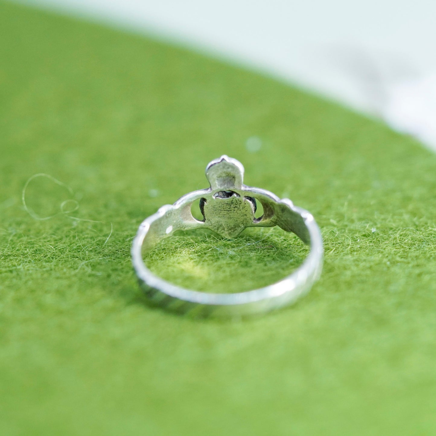 Size 8, Vintage sterling silver claddagh ring, holding heart 925 band